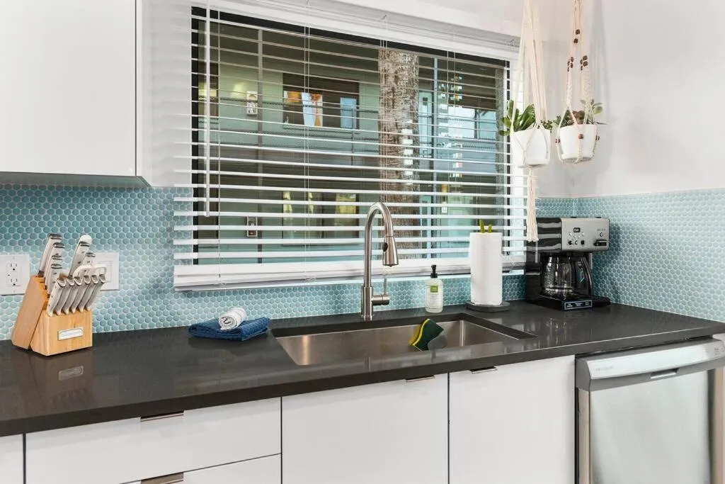 Poolside Studio w Rooftop Deck - Walk to Old Town