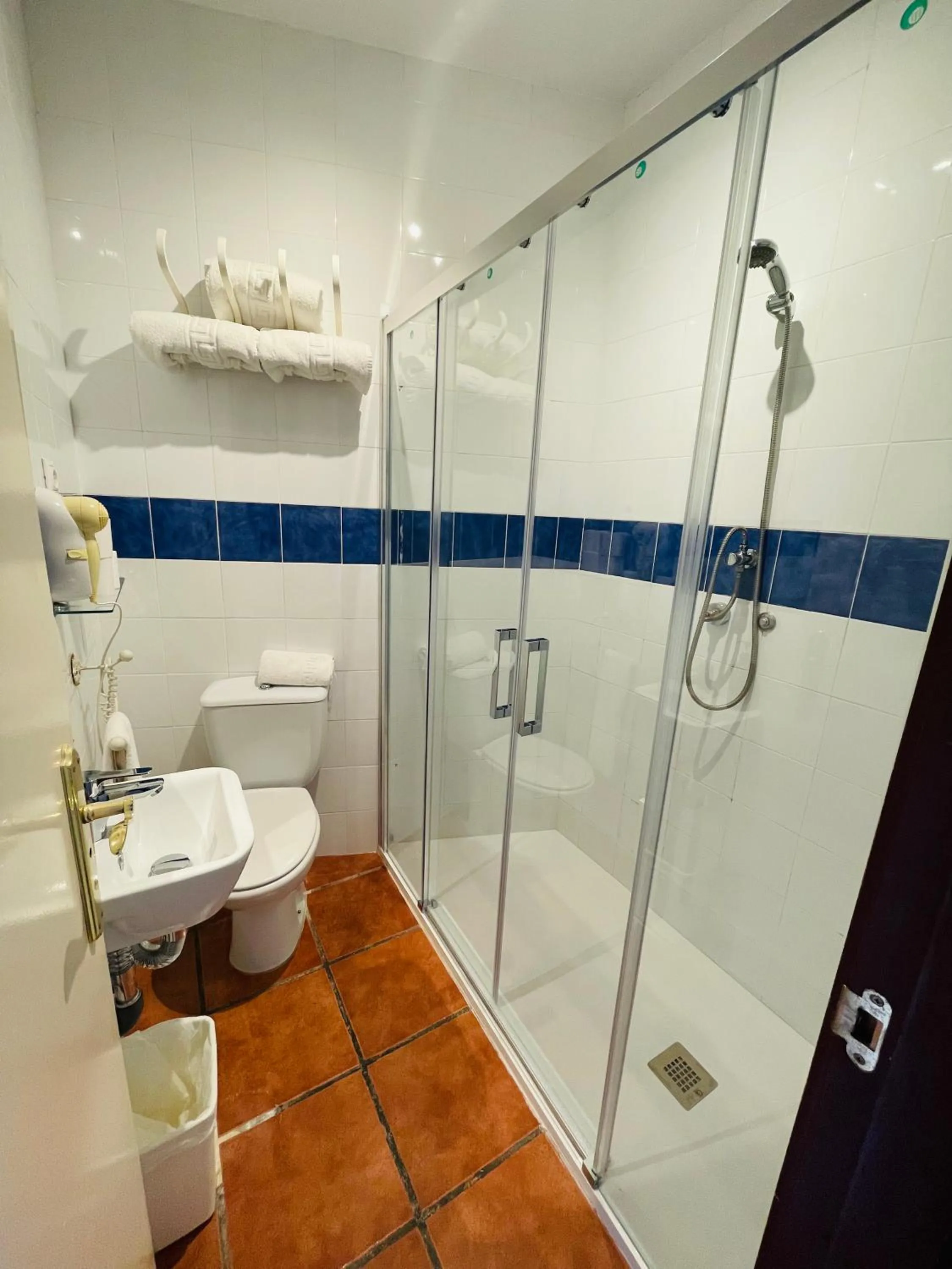 Shower in Pension Venecia Gomerez