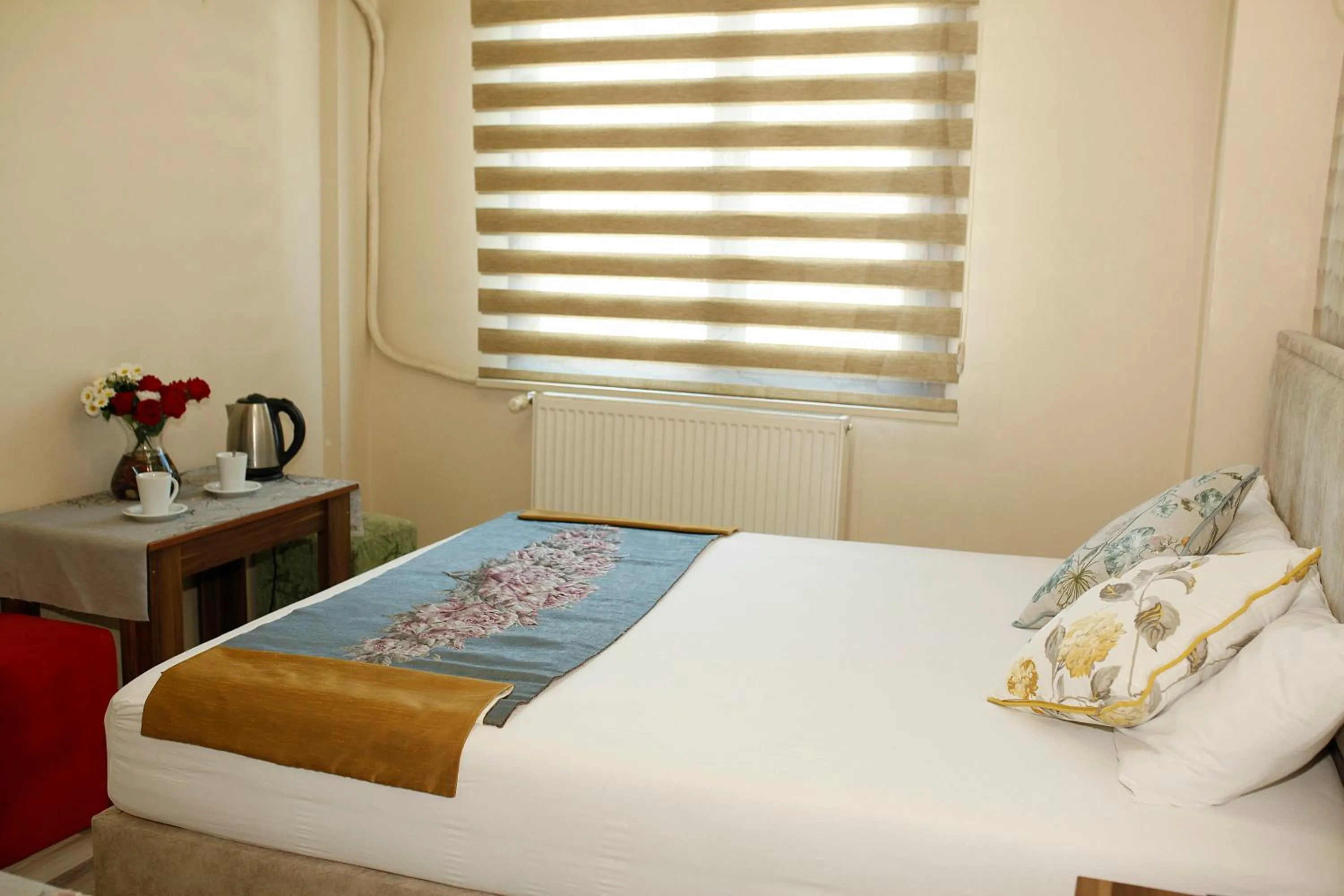 Coffee/tea facilities, Bed in Birlik Apart Hotel