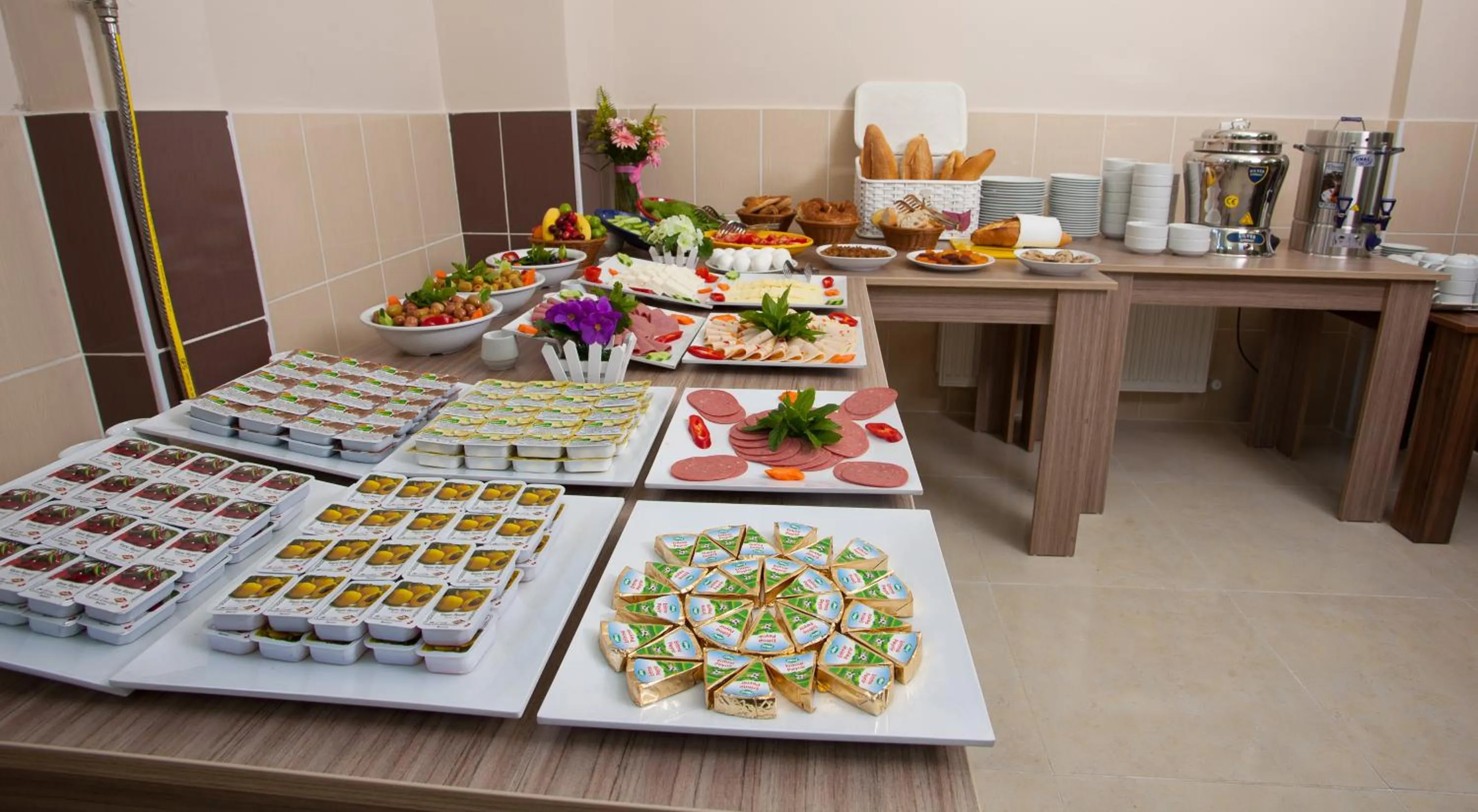 Restaurant/places to eat in Birlik Apart Hotel