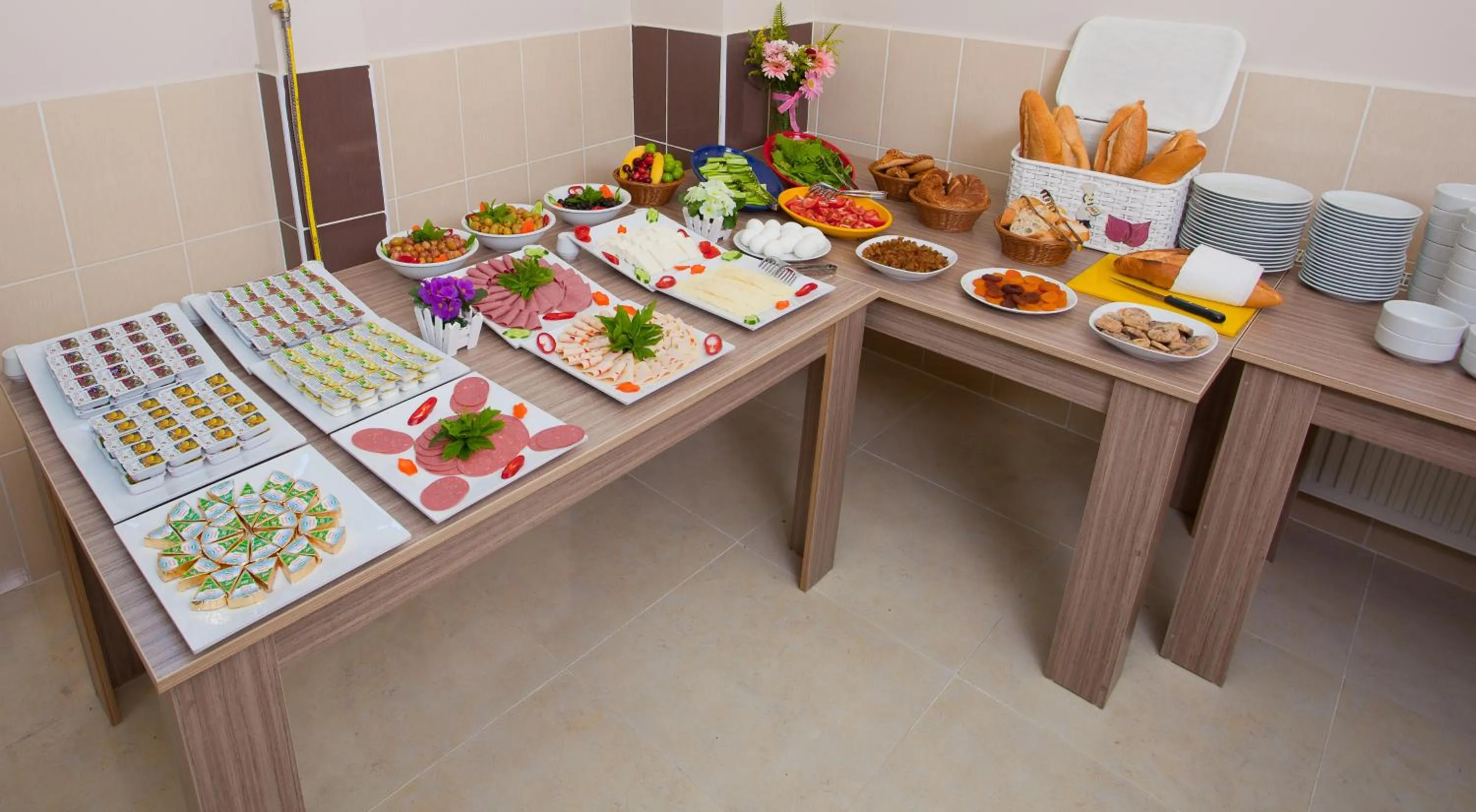 Restaurant/places to eat in Birlik Apart Hotel