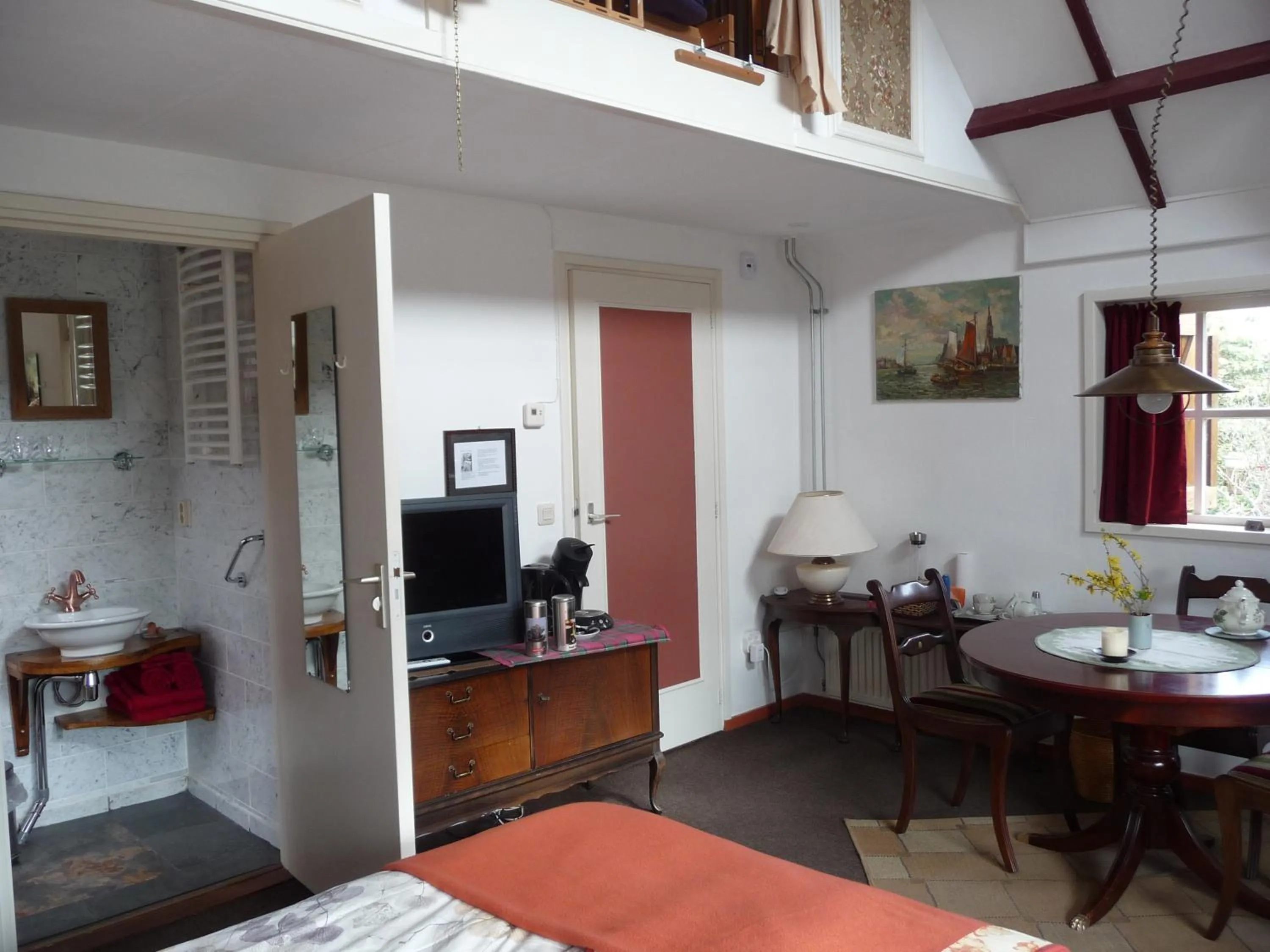 Photo of the whole room in Selatuinen