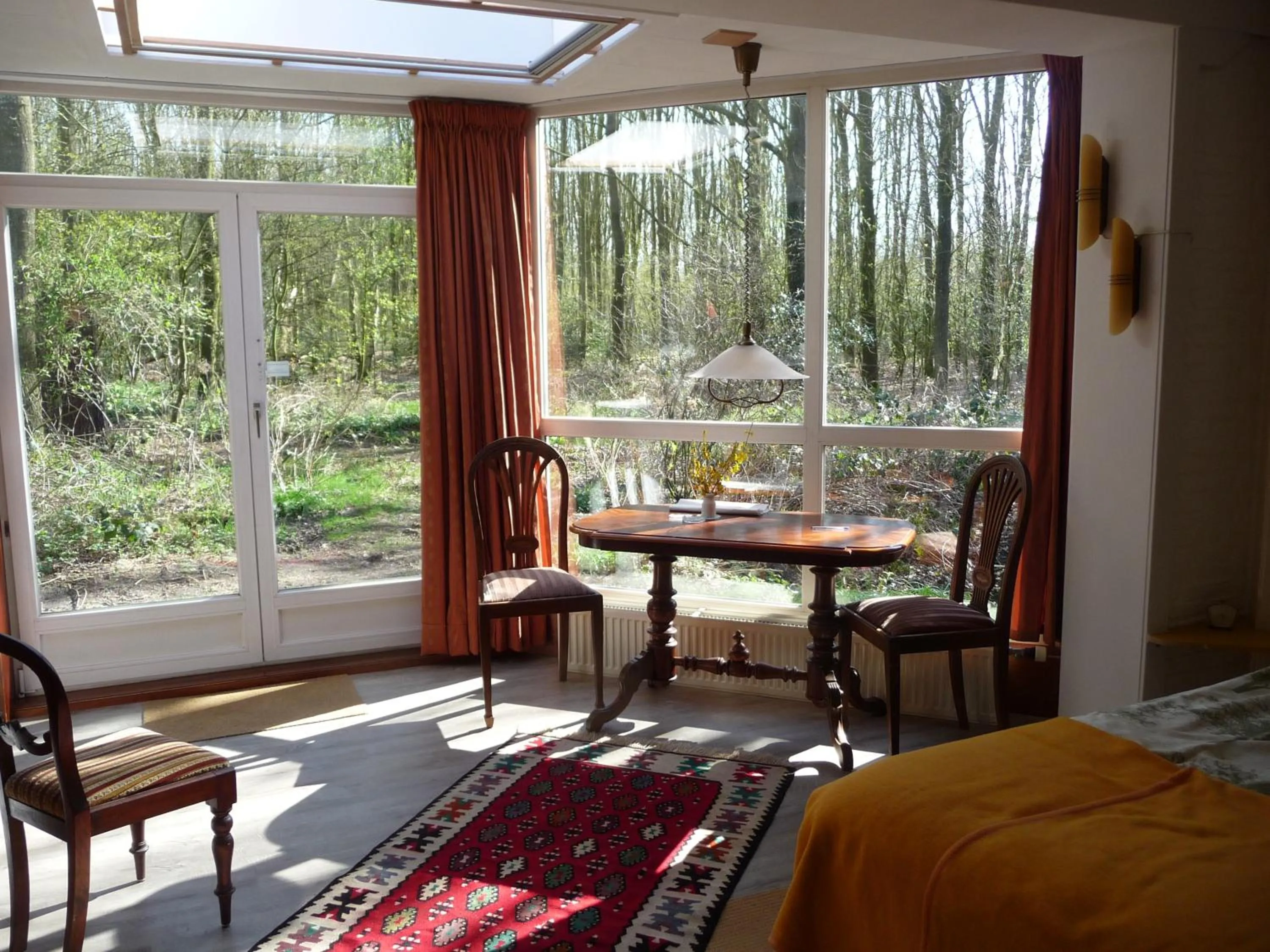 Photo of the whole room in Selatuinen