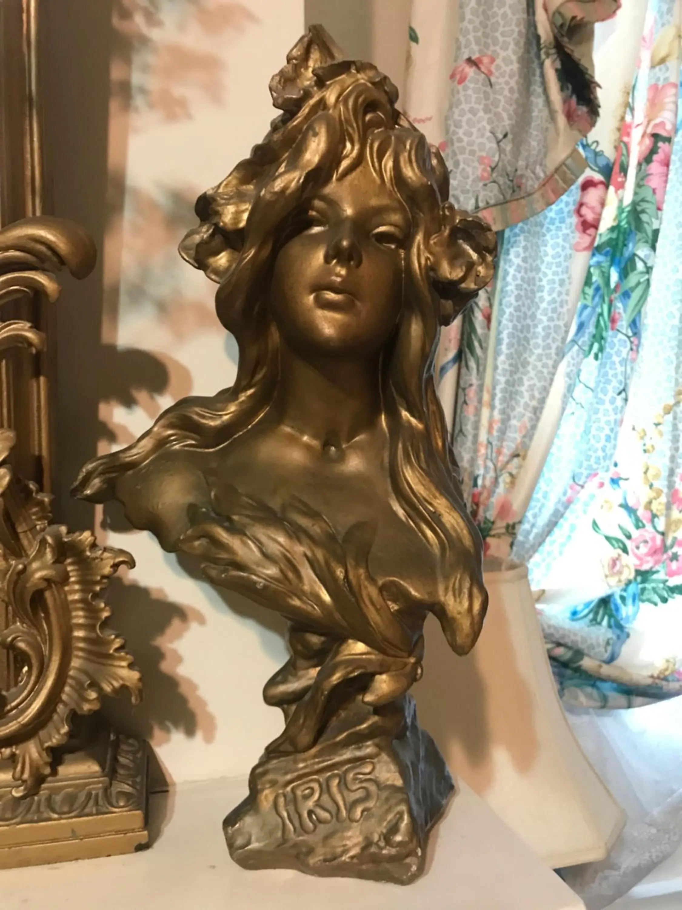 Decorative detail in Shadowlawn Bed and Breakfast