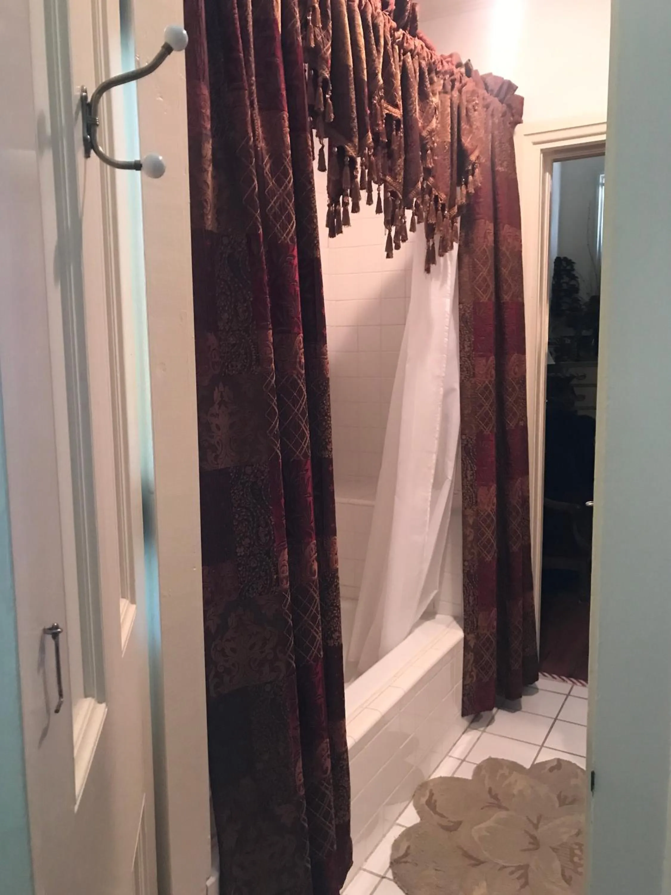 Shower in Shadowlawn Bed and Breakfast