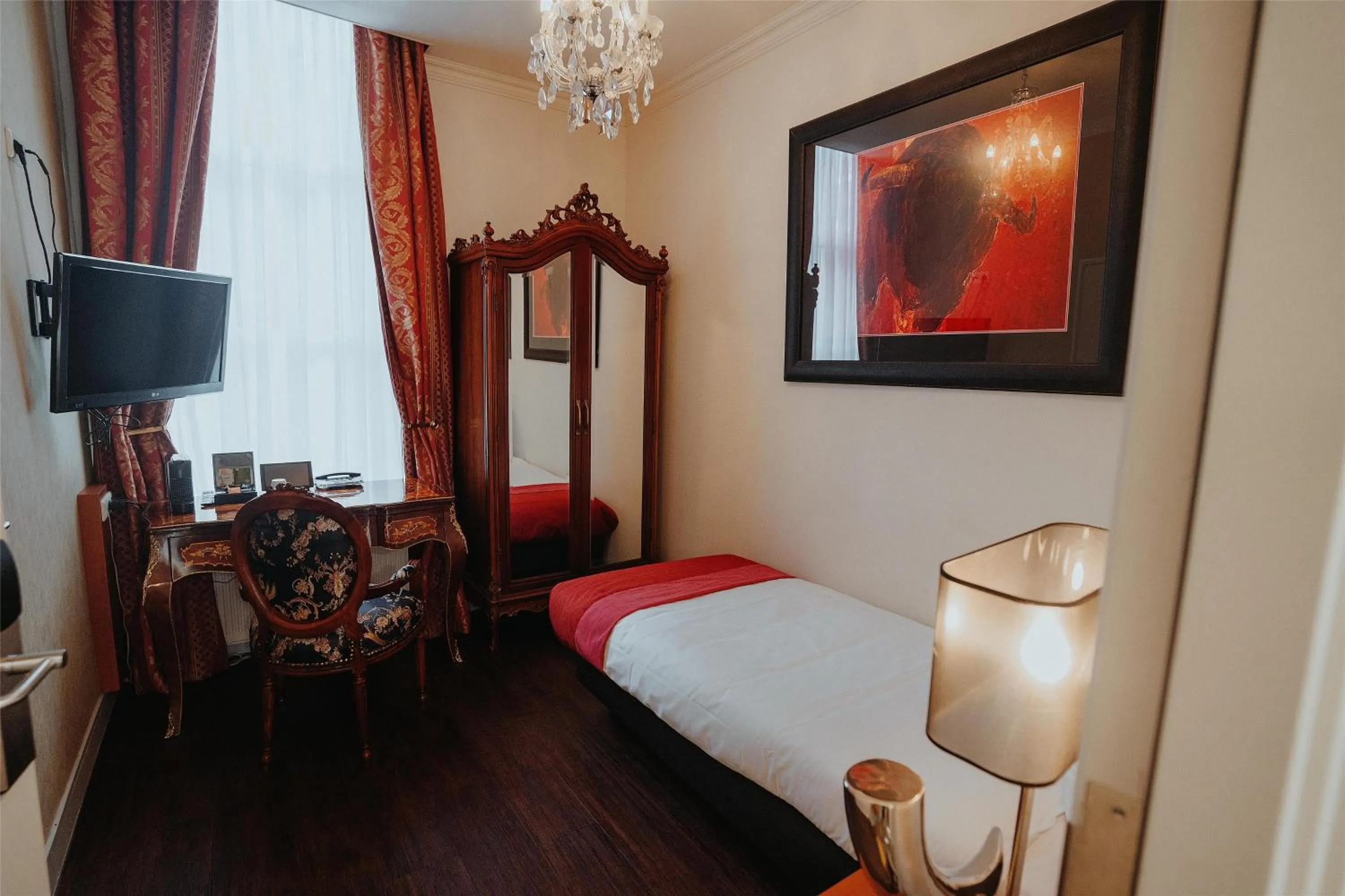 Bedroom, Bed in Grand Museum Hotel, BW Signature Collection