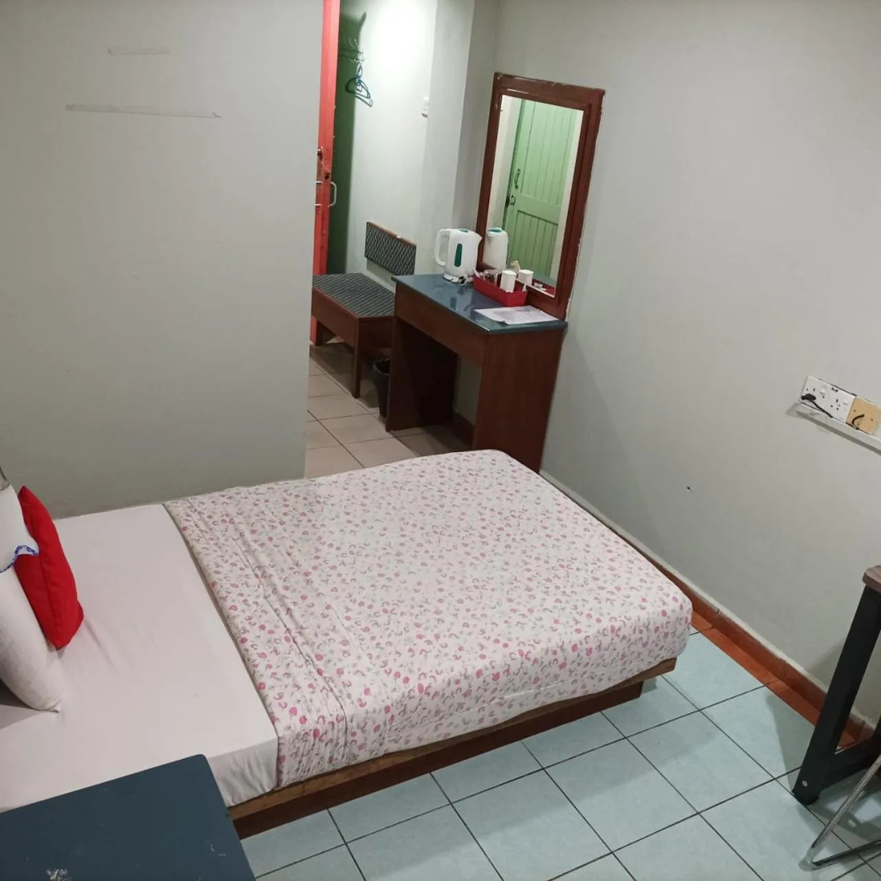 Bedroom, Bed in Highway Inn