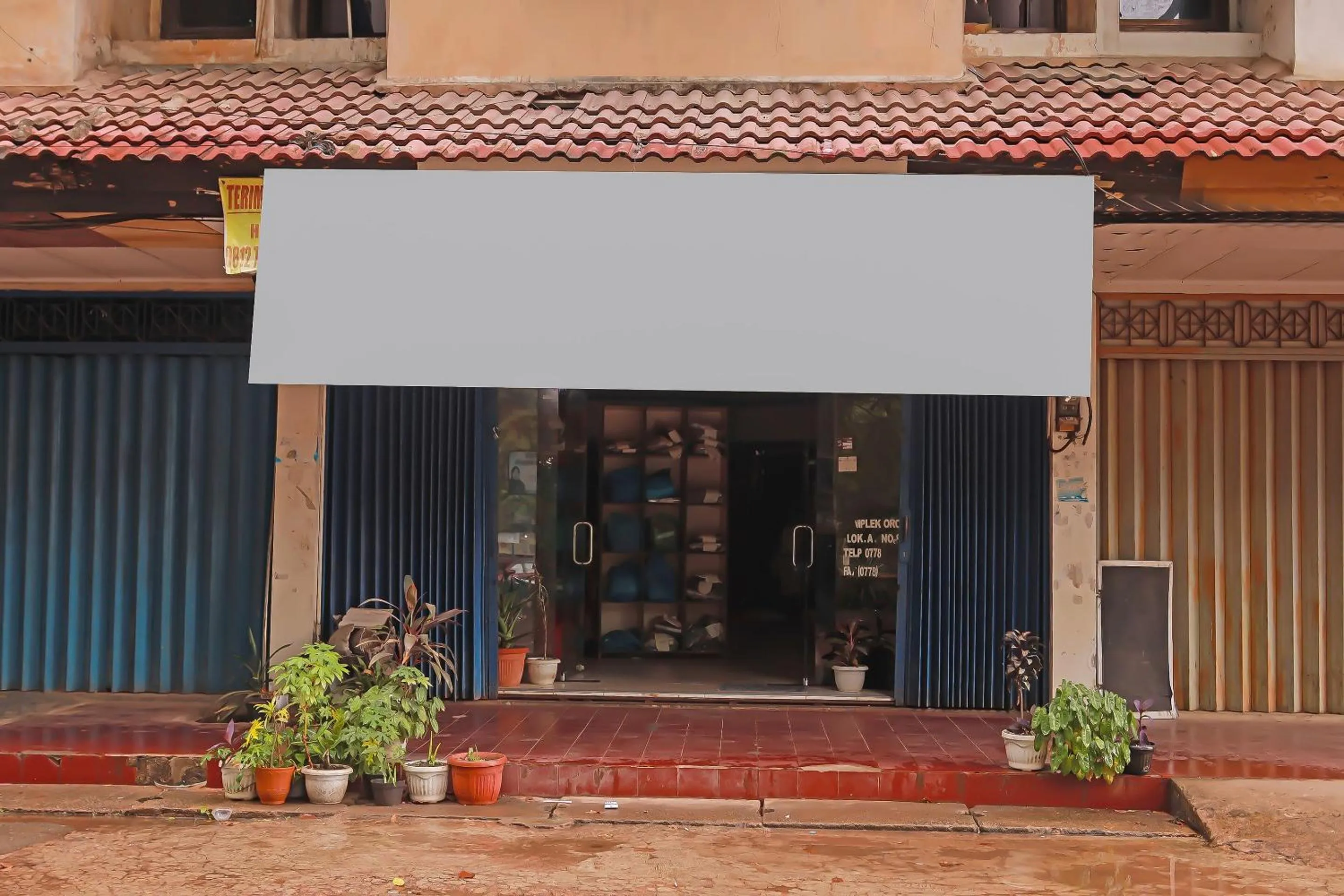 Facade/entrance in SPOT ON 92569 Anto Homestay SyariahNearPelabuhan Feri Harbor Bay