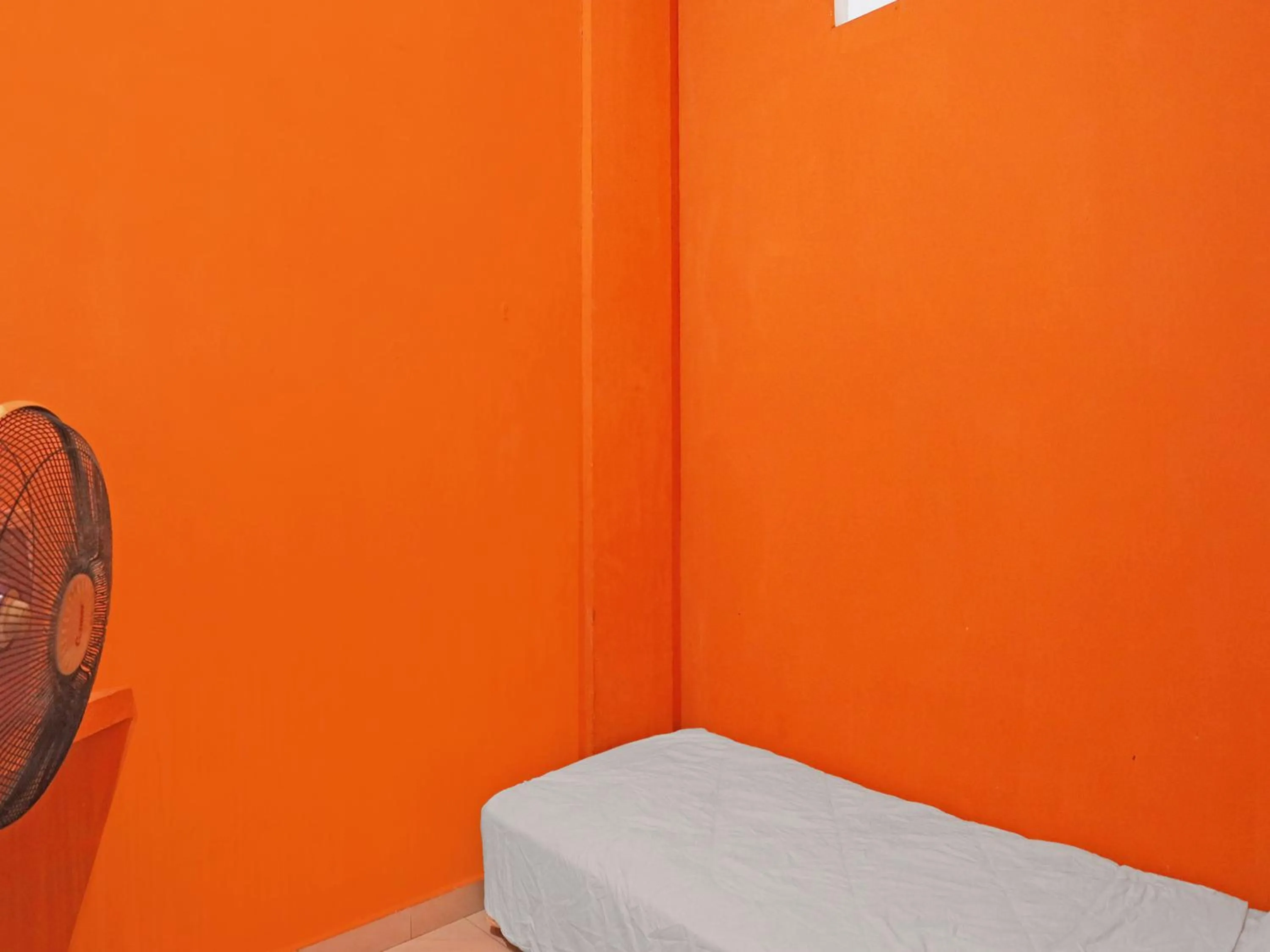 Bedroom in SPOT ON 92569 Anto Homestay SyariahNearPelabuhan Feri Harbor Bay