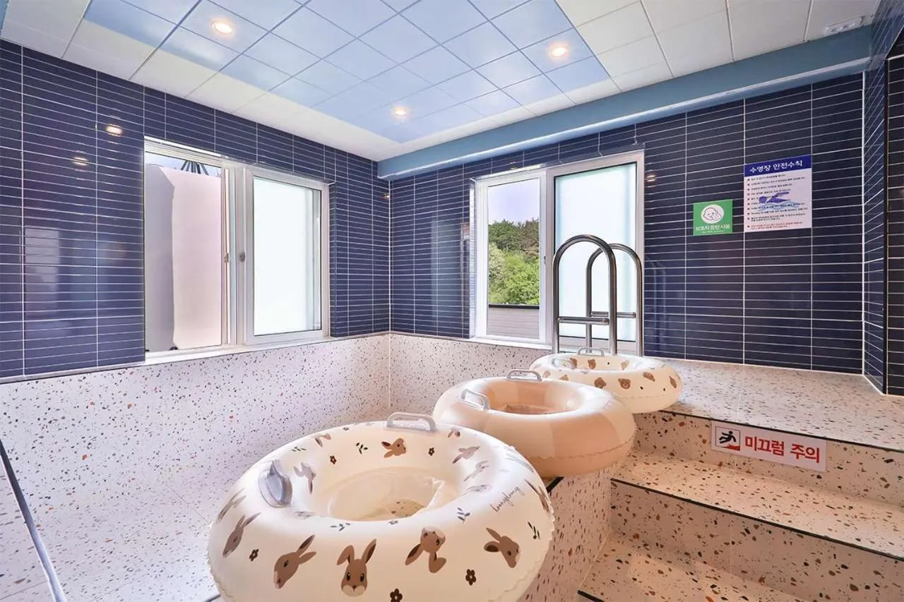 Swimming pool in Doan Kids Hotel Yangsan