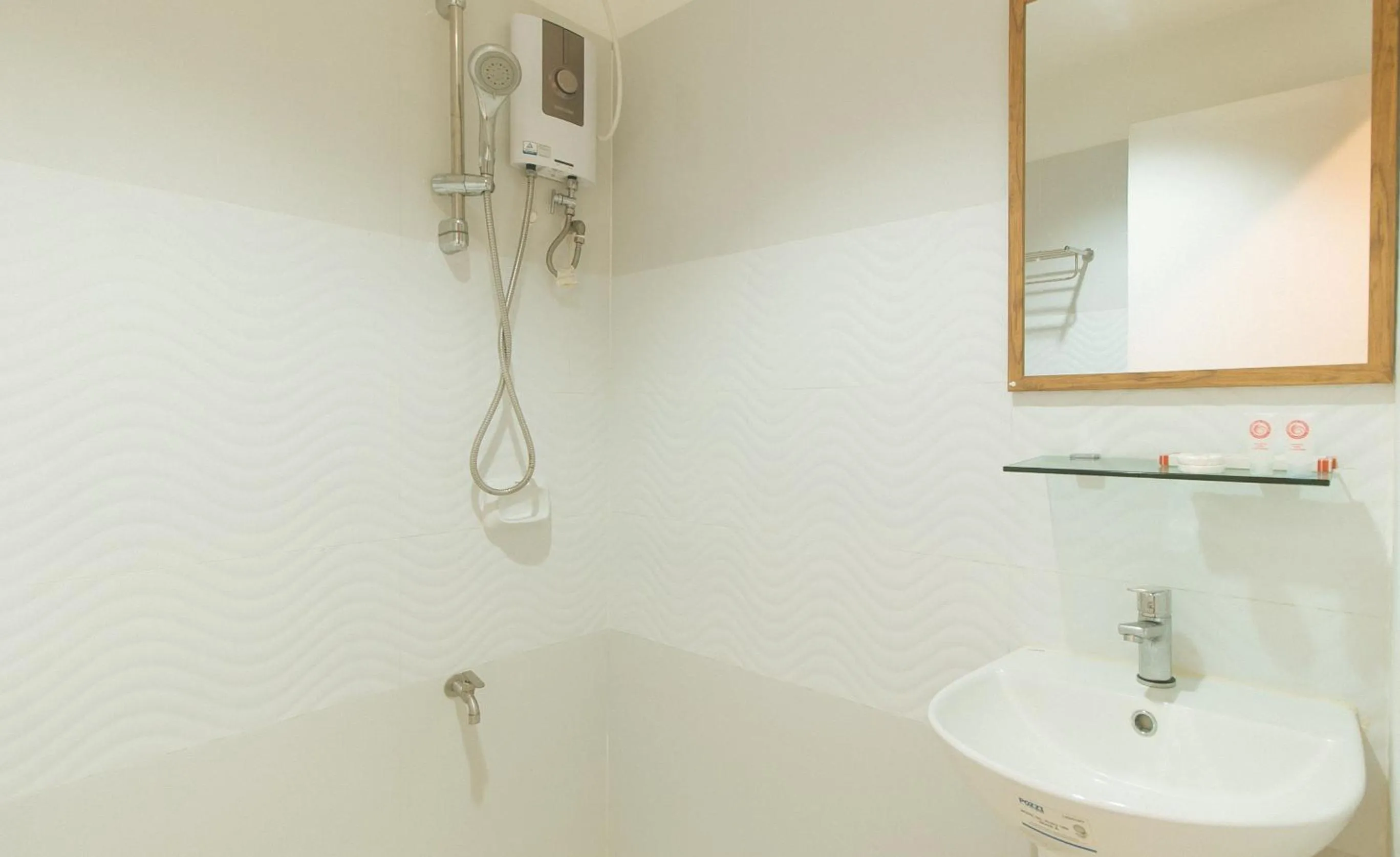 Shower in RedDoorz @ Benelio Suites Pavia Iloilo