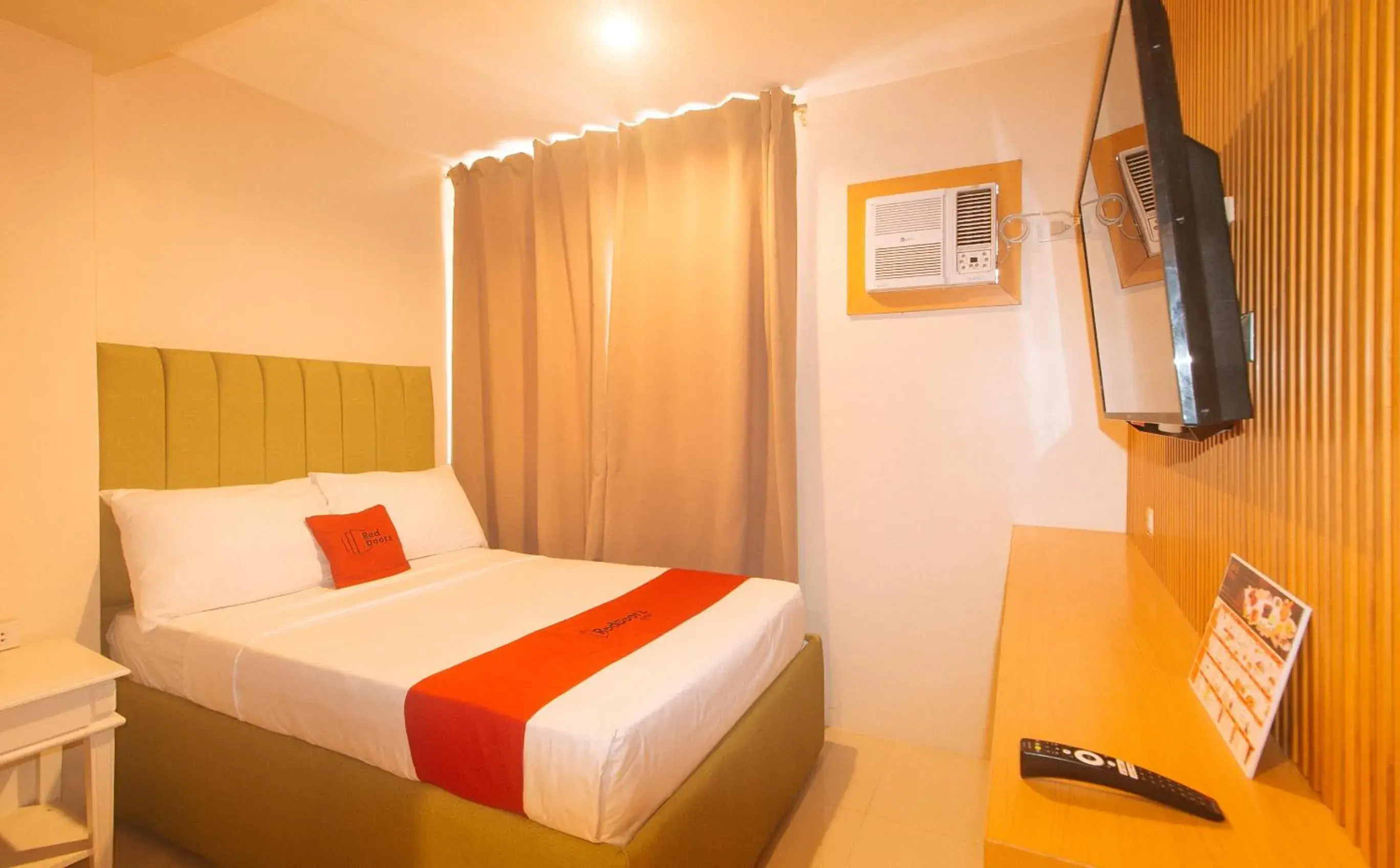 Deluxe Room in RedDoorz @ Benelio Suites Pavia Iloilo Deluxe Room in RedDoorz @ Benelio Suites Pavia Iloilo