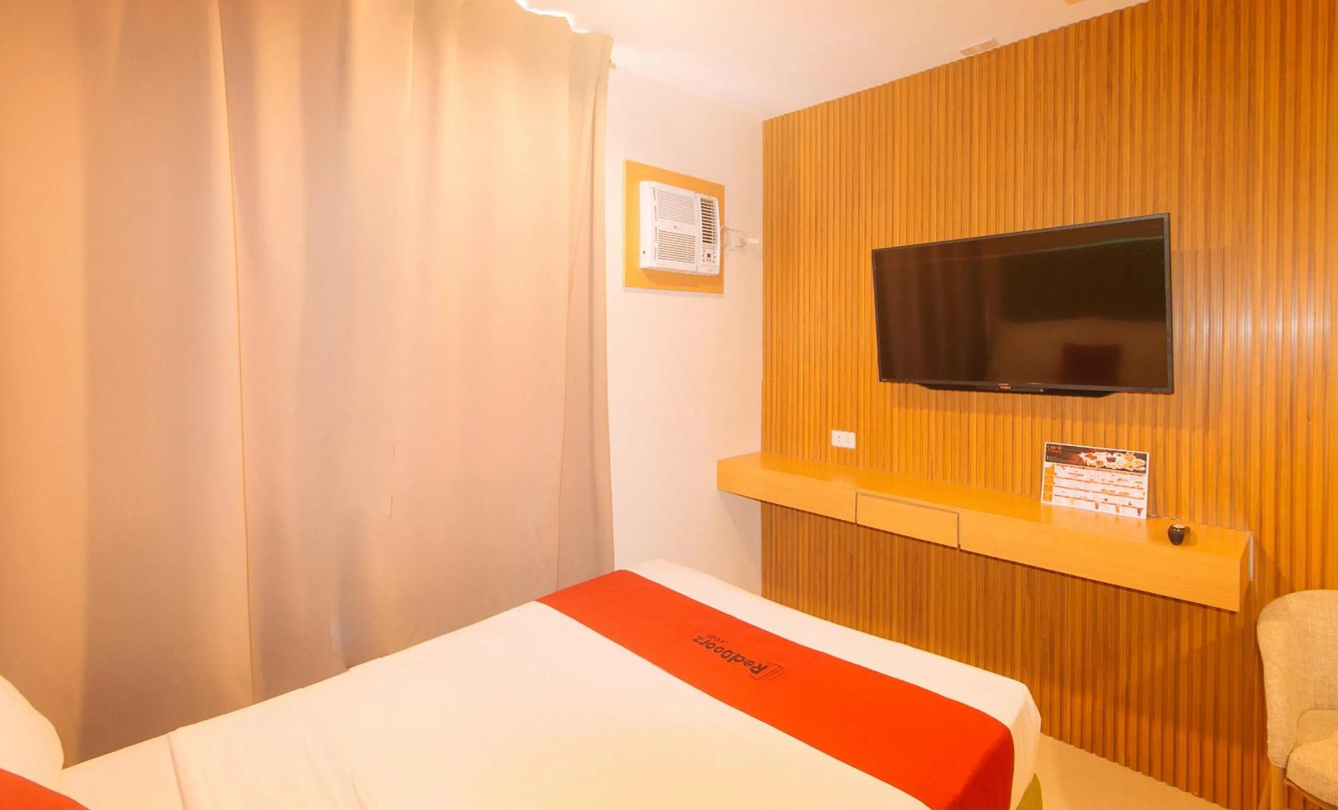 TV and multimedia, Bed in RedDoorz @ Benelio Suites Pavia Iloilo