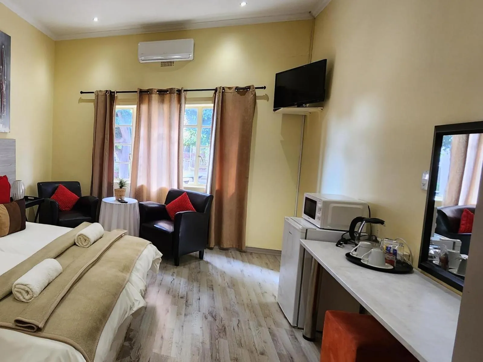 Coffee/tea facilities, Bed in Pofadder Hotel by Country Hotels