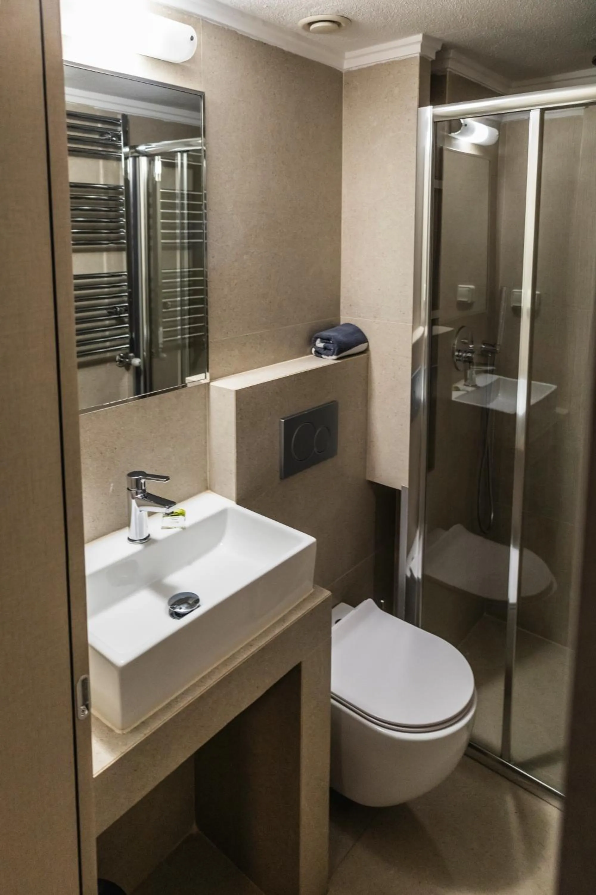 Shower in Toumba apartments