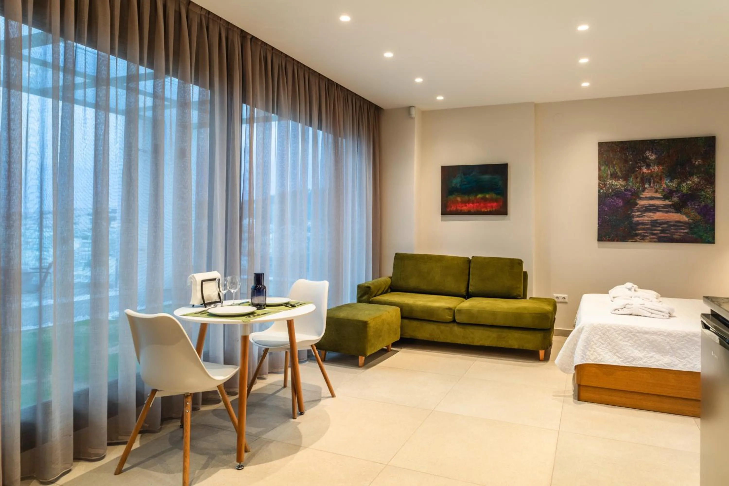 Photo of the whole room, Bed in Toumba apartments