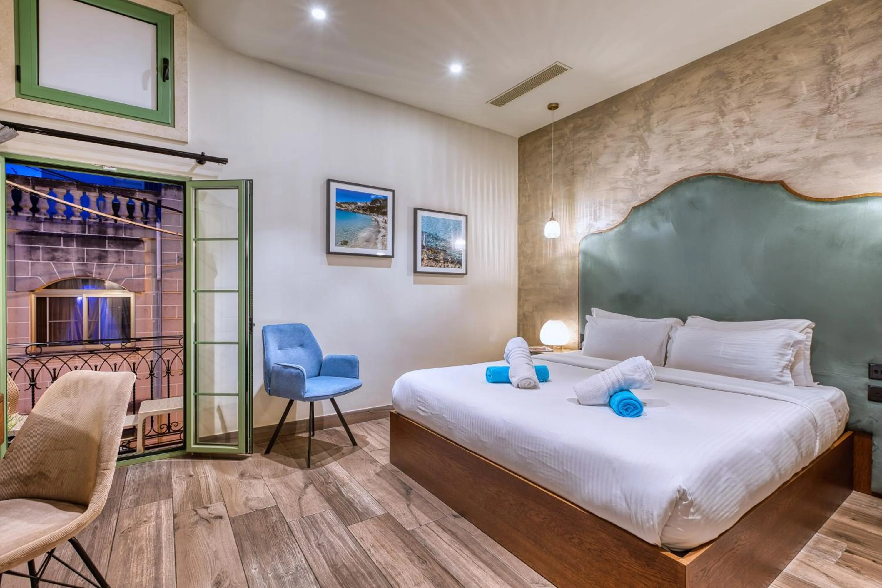 Photo of the whole room, Bed in DOMS Boutique Living