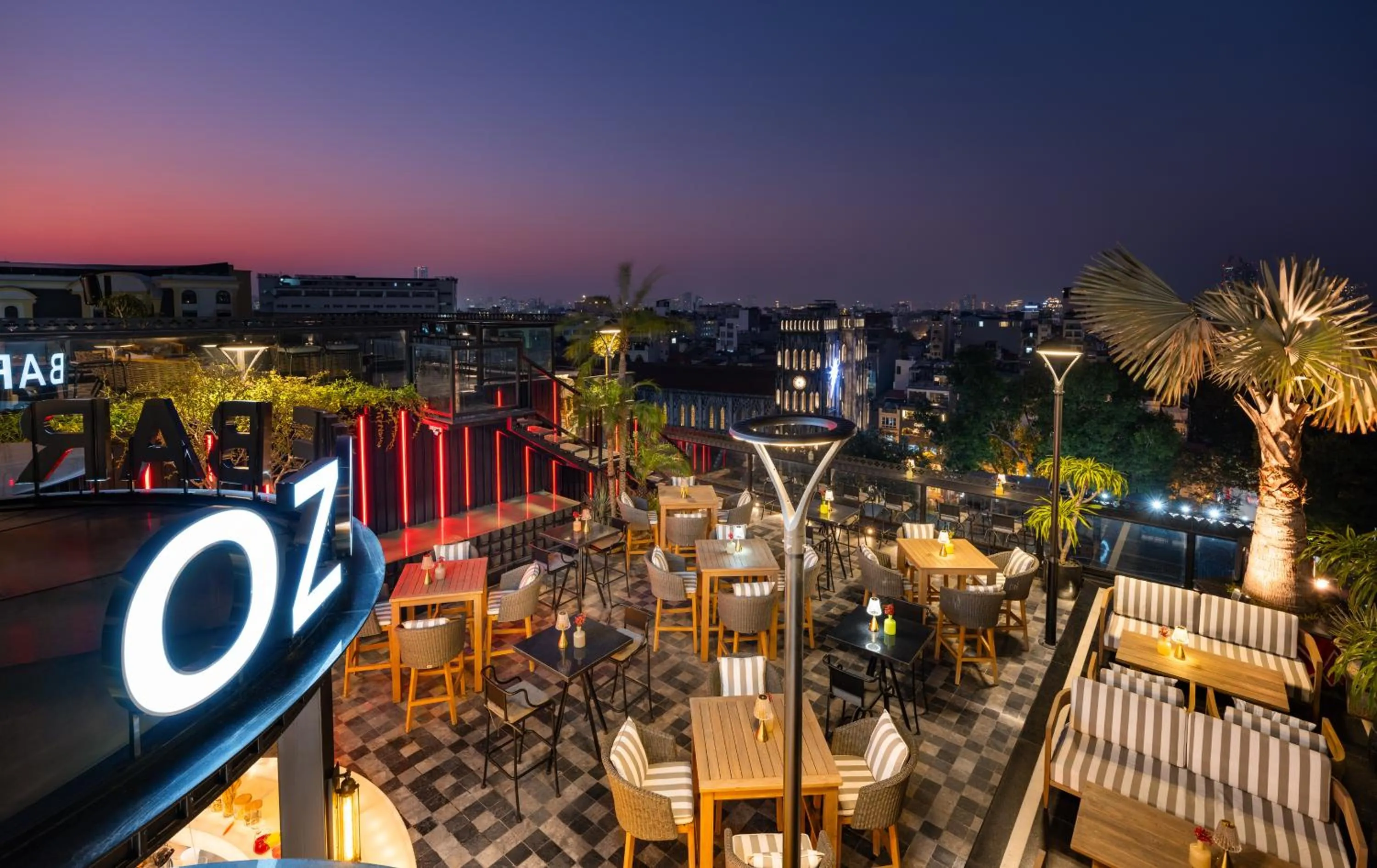 Lounge or bar in GRAND HOTEL du LAC Hanoi