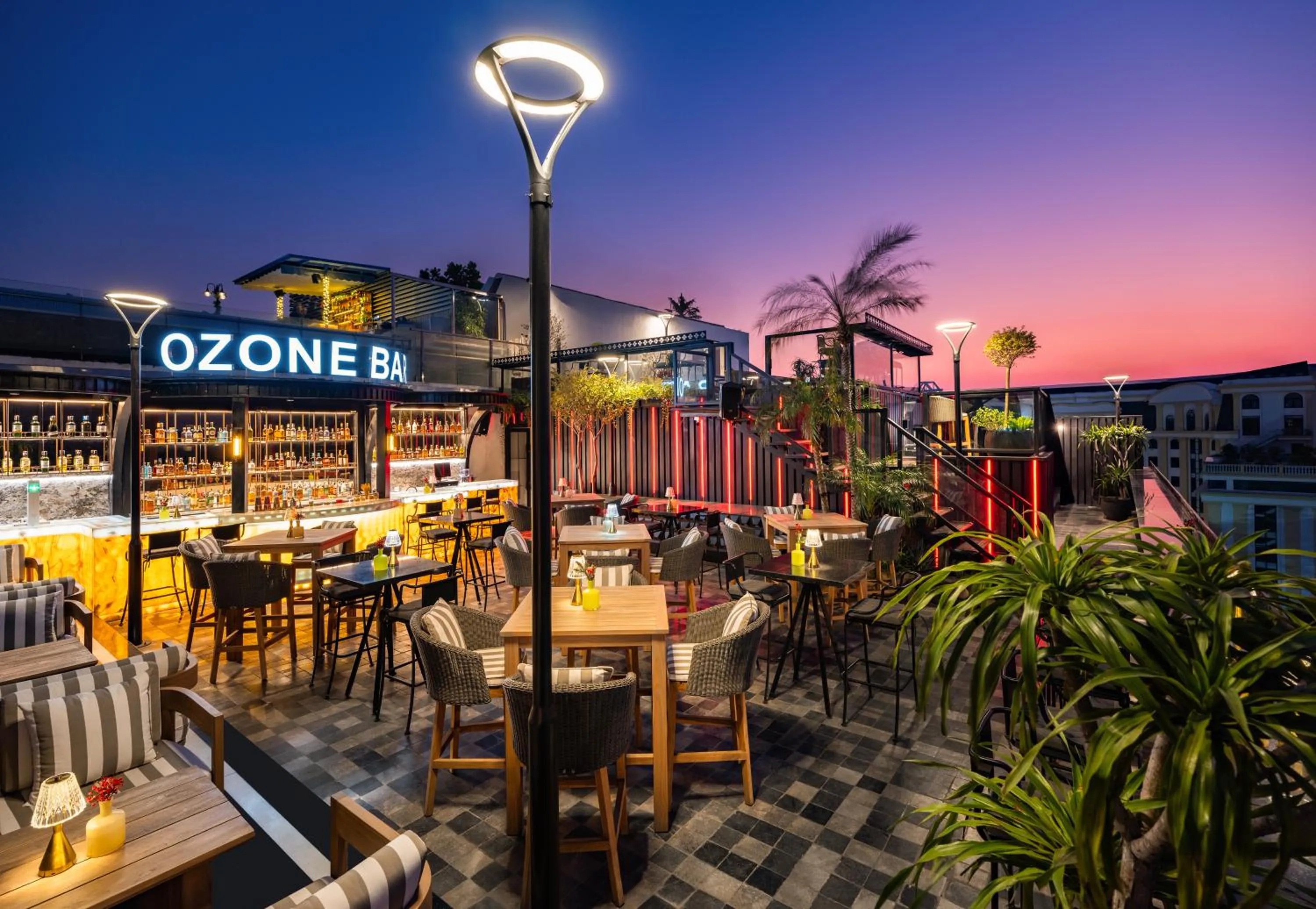 Lounge or bar in GRAND HOTEL du LAC Hanoi