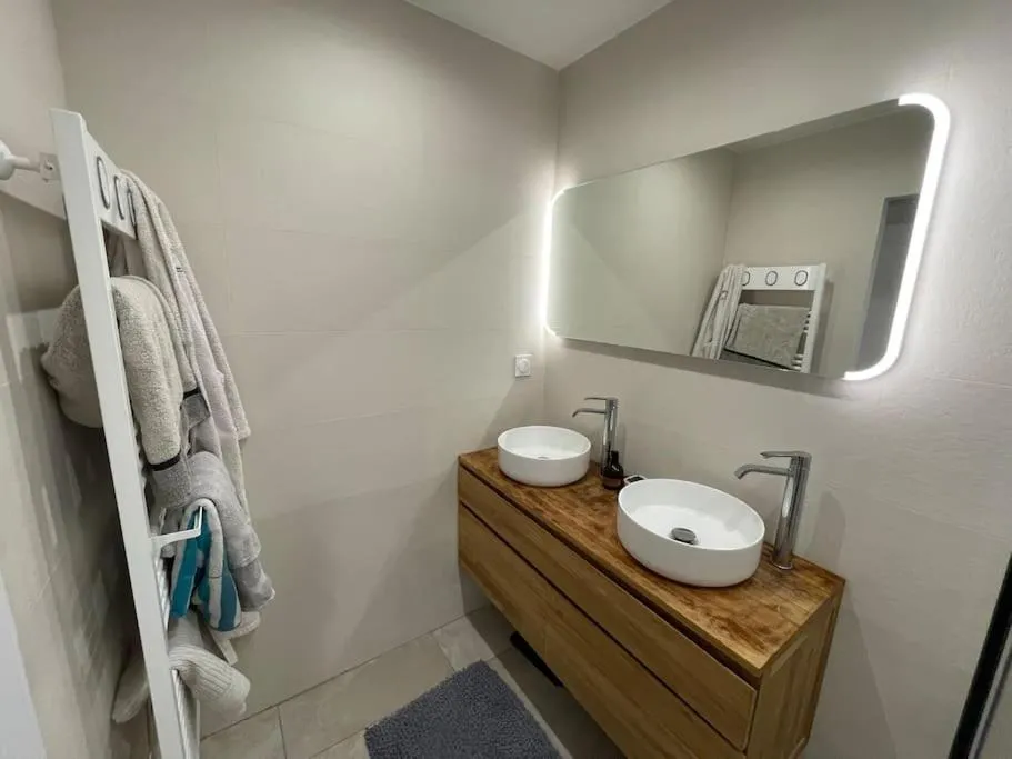 Bathroom in Charmant appartement dans un domaine avec piscine