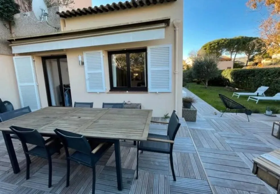 Balcony/Terrace in Charmant appartement dans un domaine avec piscine