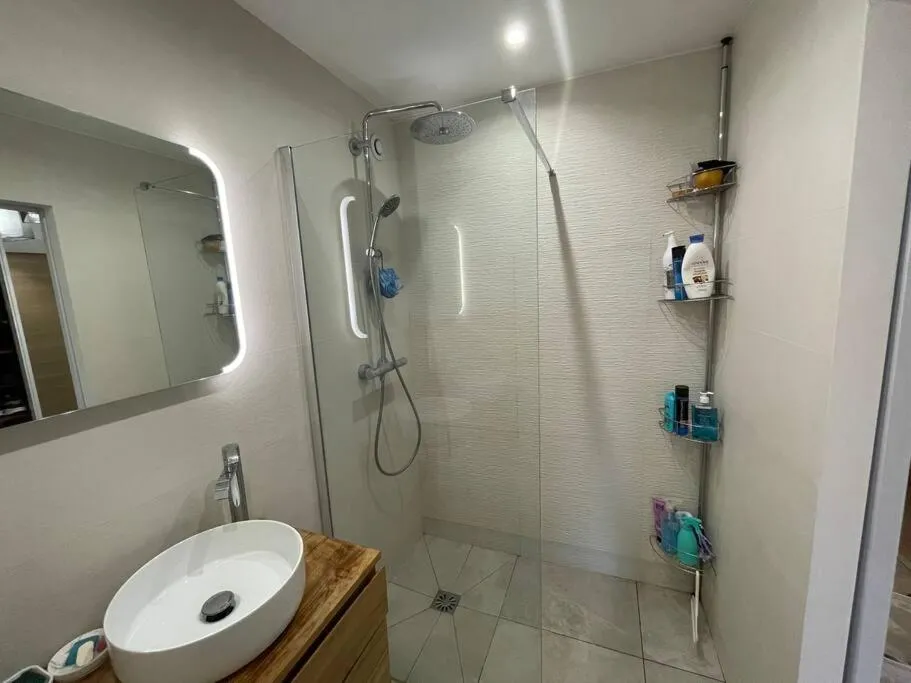Shower in Charmant appartement dans un domaine avec piscine