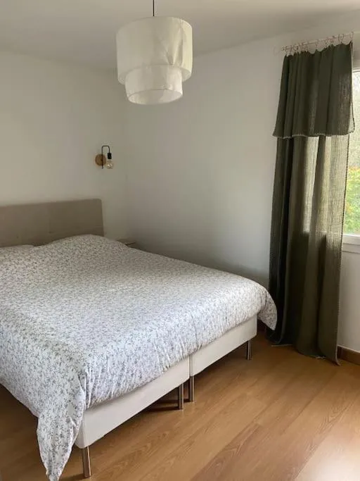 Bedroom, Bed in Charmant appartement dans un domaine avec piscine