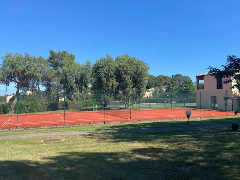 Tennis court in Charmant appartement dans un domaine avec piscine
