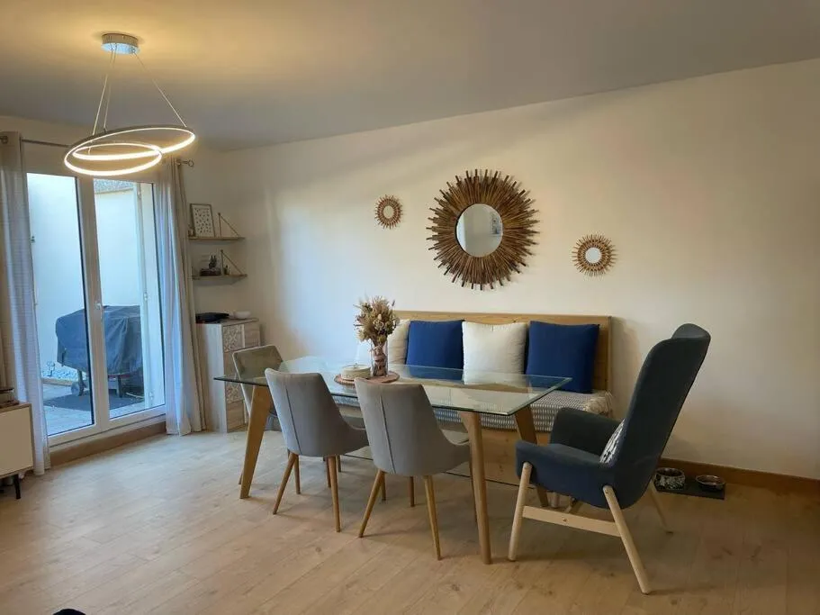 Dining area in Charmant appartement dans un domaine avec piscine