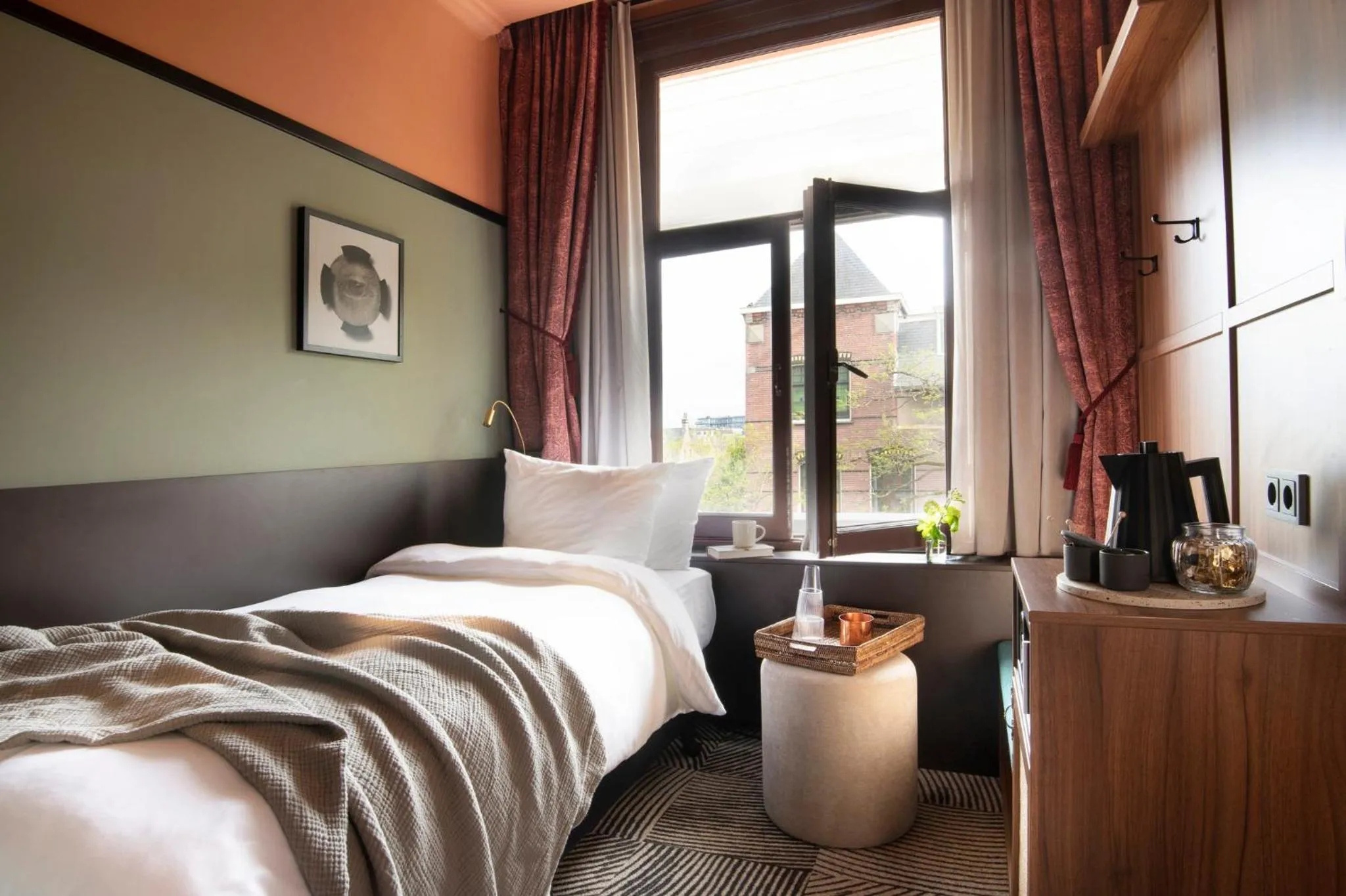 Photo of the whole room, Bed in Jan Luyken Amsterdam