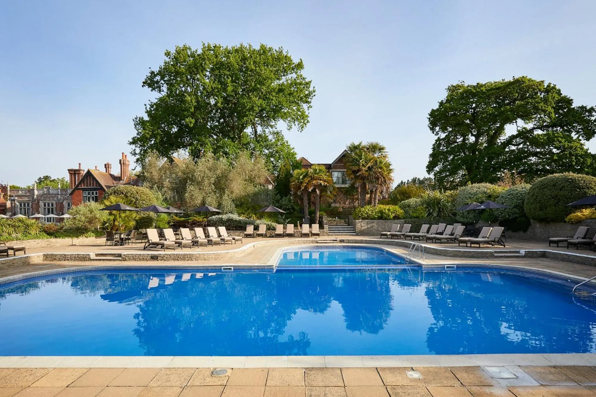 Swimming pool in Elmers Court Hotel