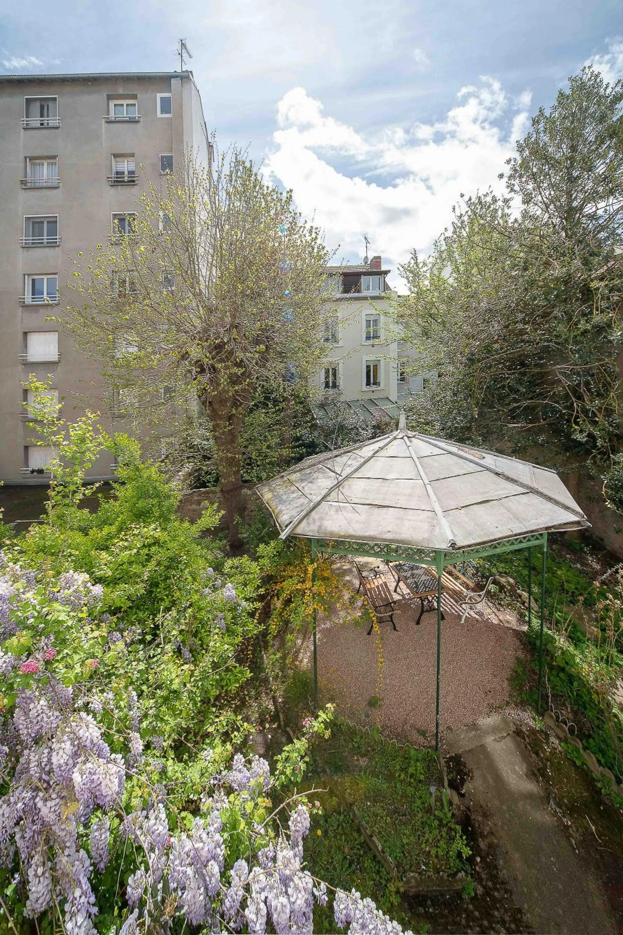 Garden in Résidence Bains Callou située face aux thermes