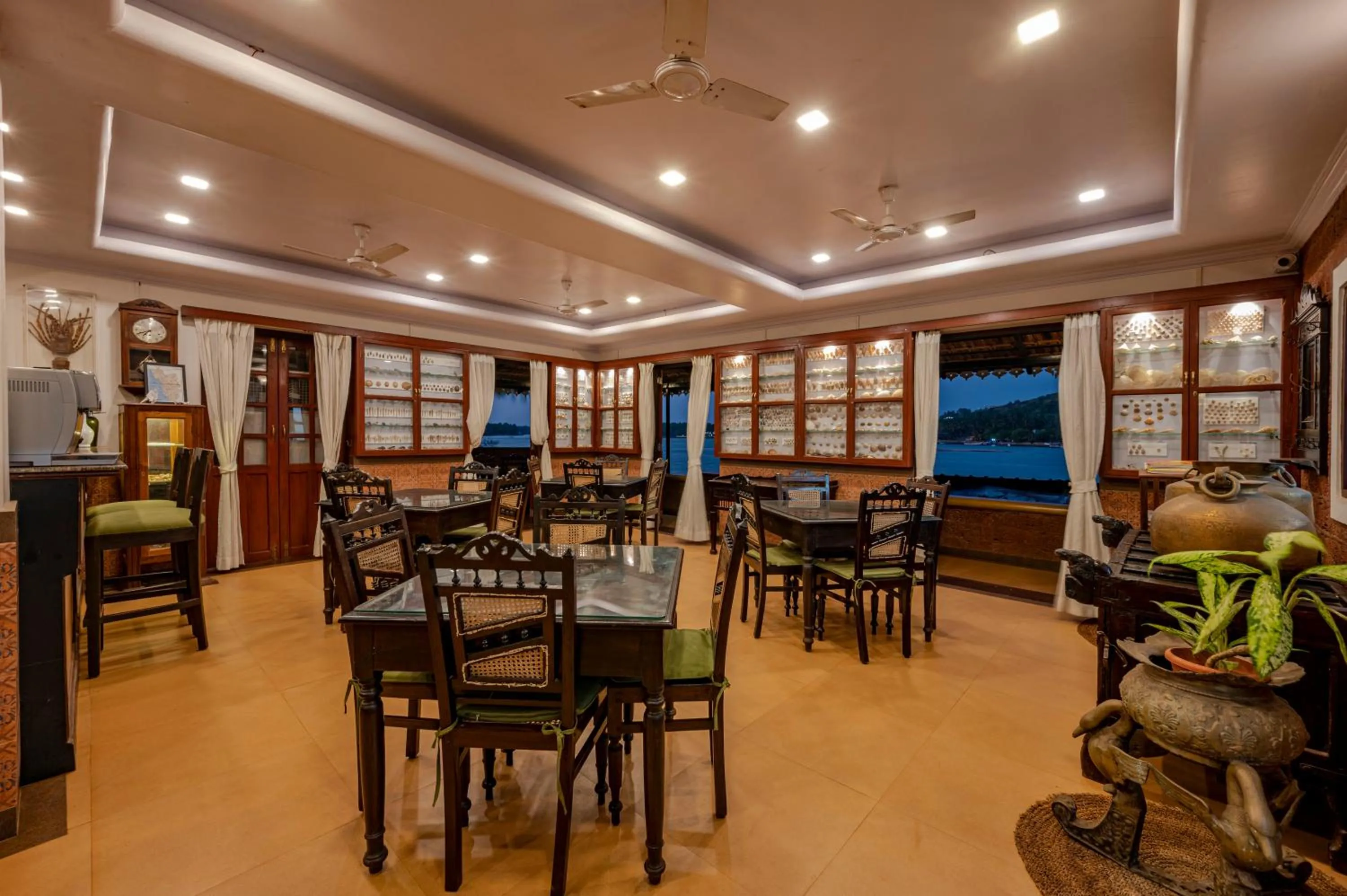 Restaurant/places to eat in Neemrana's Three Waters