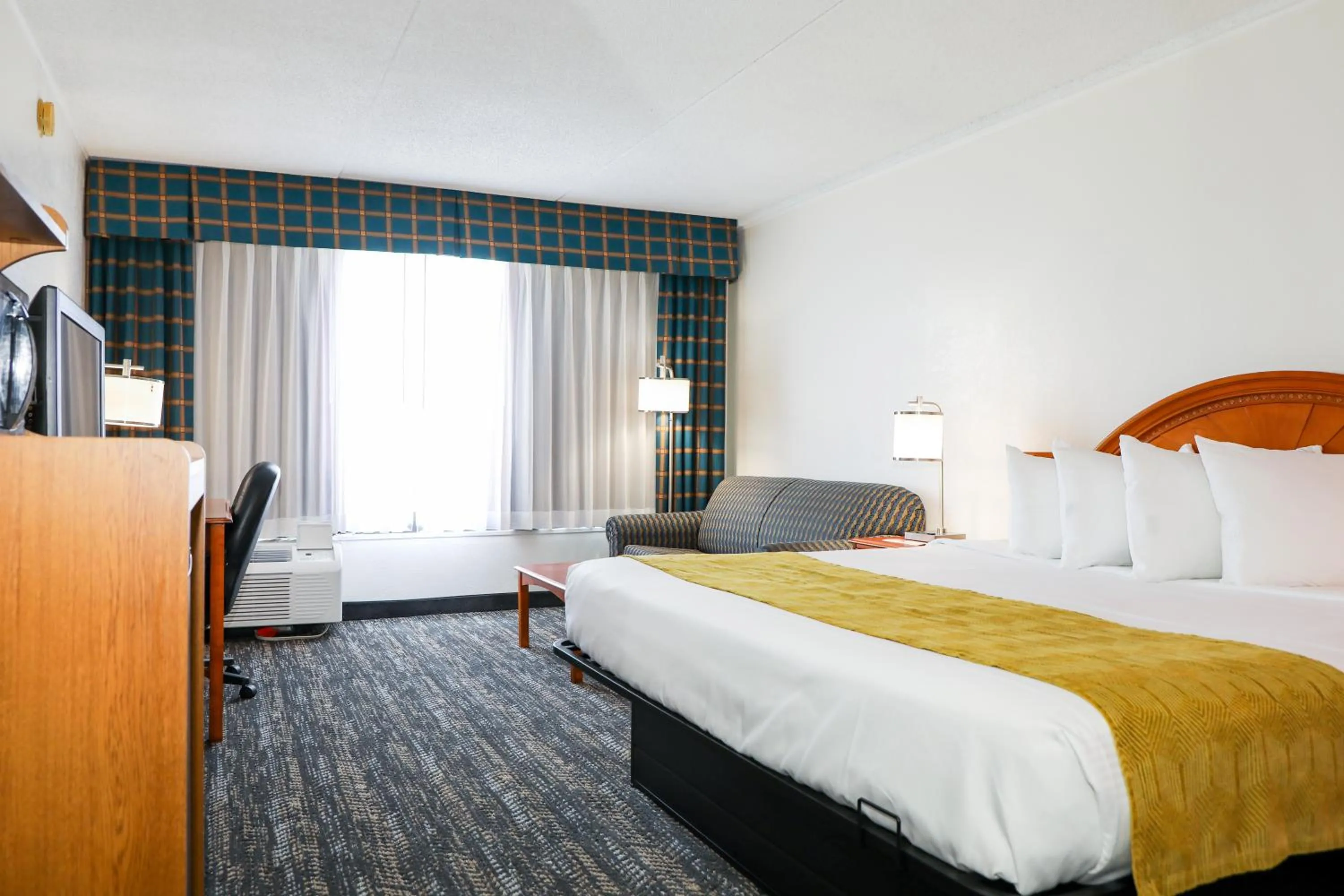 Bedroom, Bed in Ramada by Wyndham Cumberland Downtown