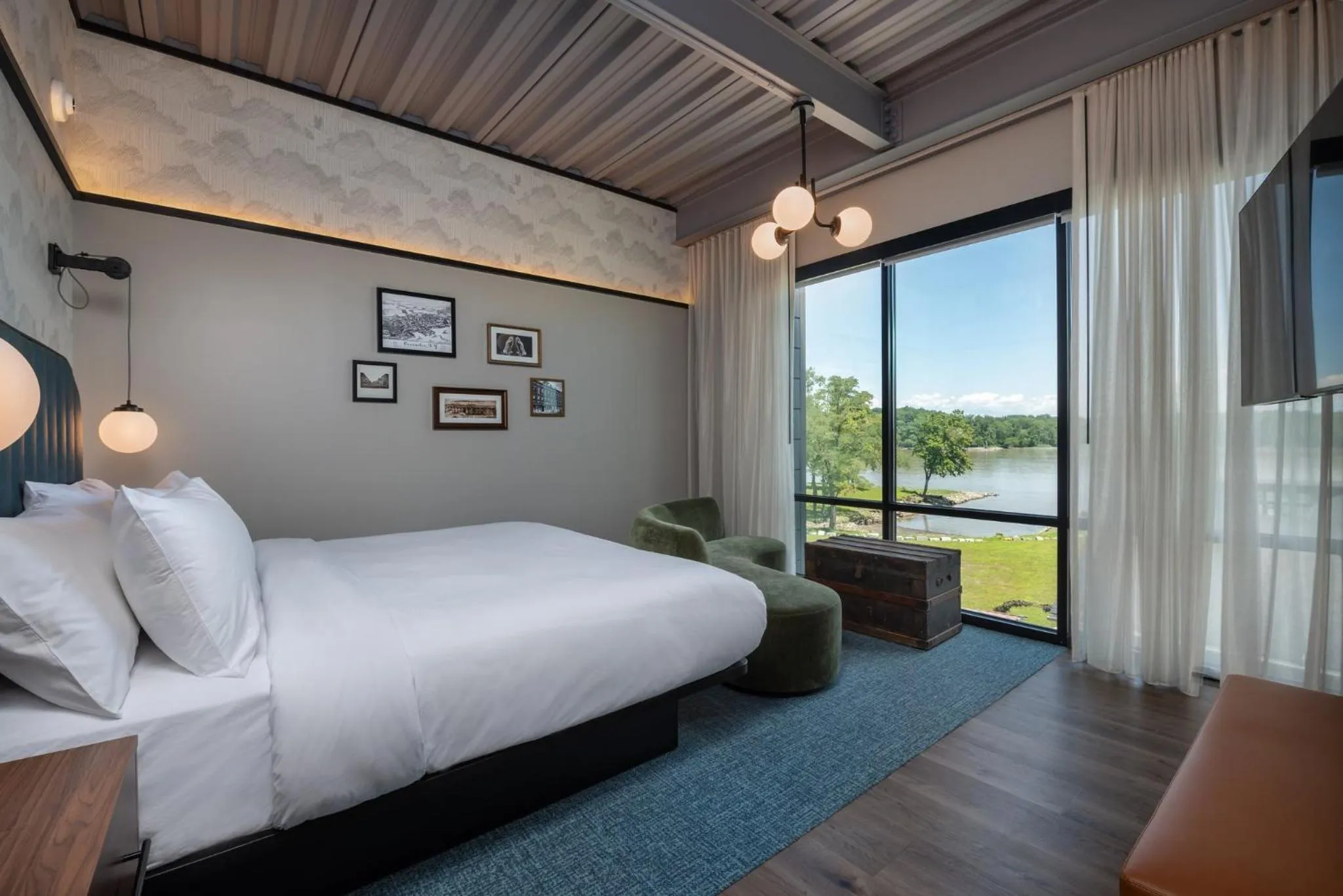 Photo of the whole room, Bed in voco James Newbury Hudson Valley by IHG