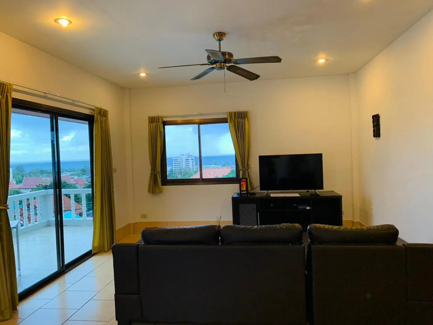 Communal lounge/ TV room in Scan House Apartment