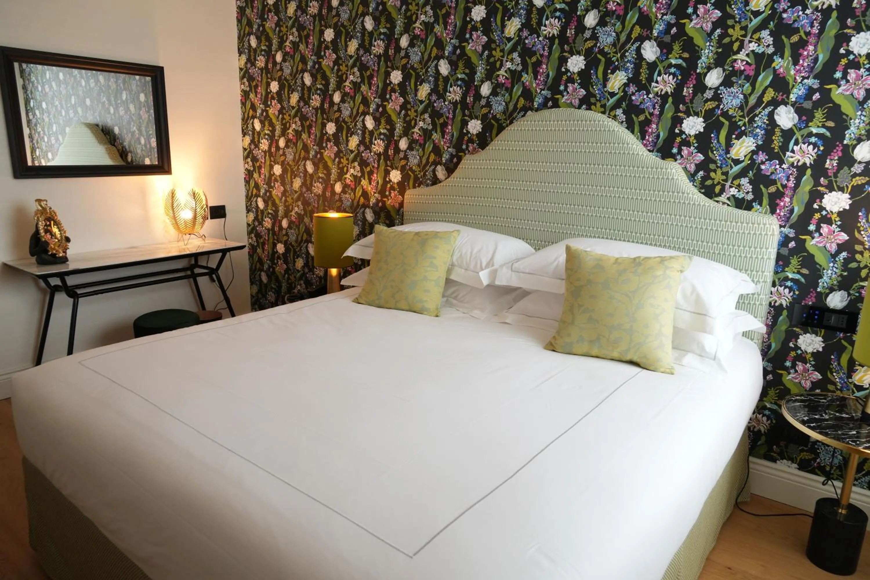 Photo of the whole room, Bed in Jolly Charme Suite