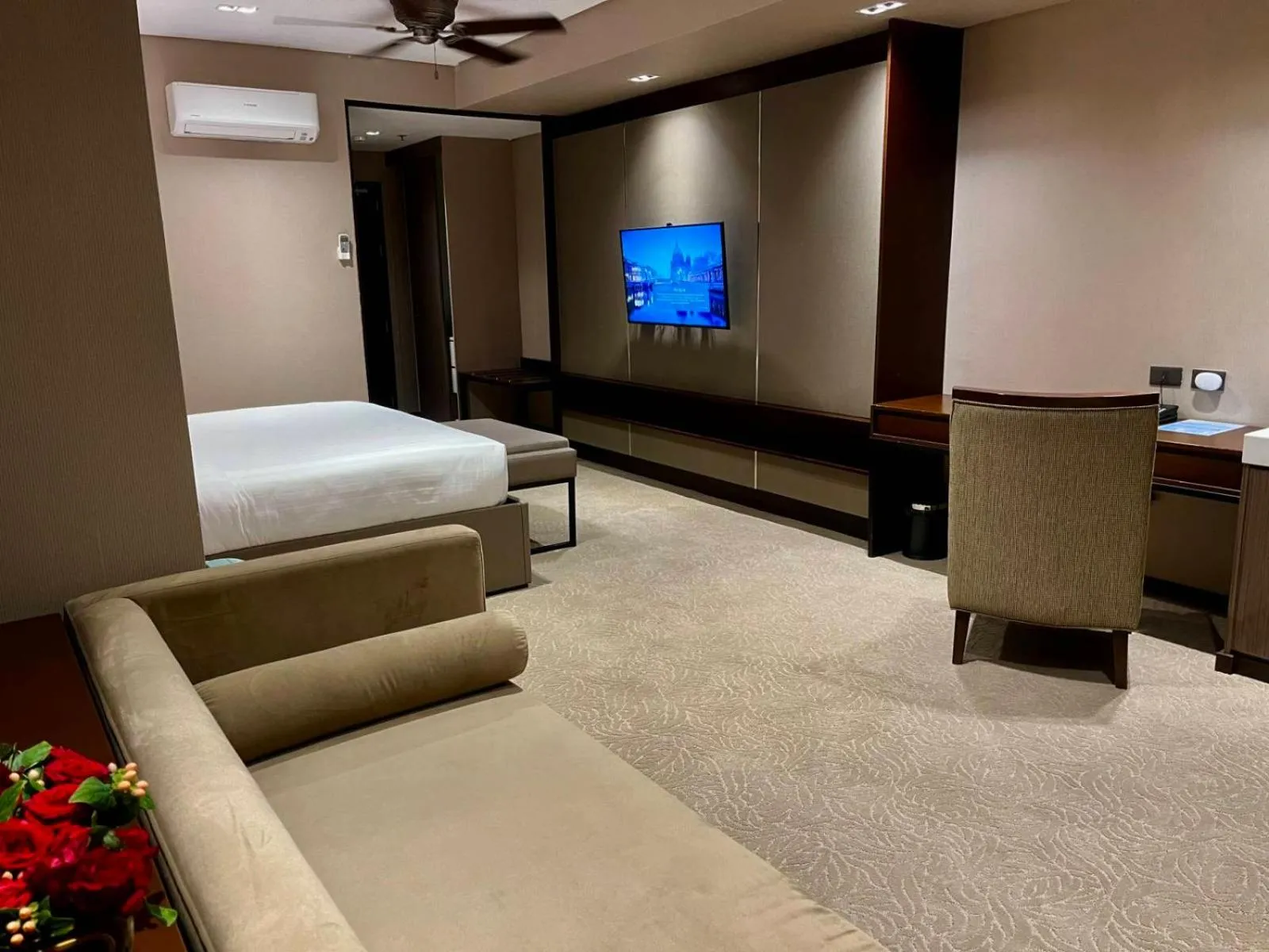 Photo of the whole room, Bed in The Plaza Garden Hotel and Residences