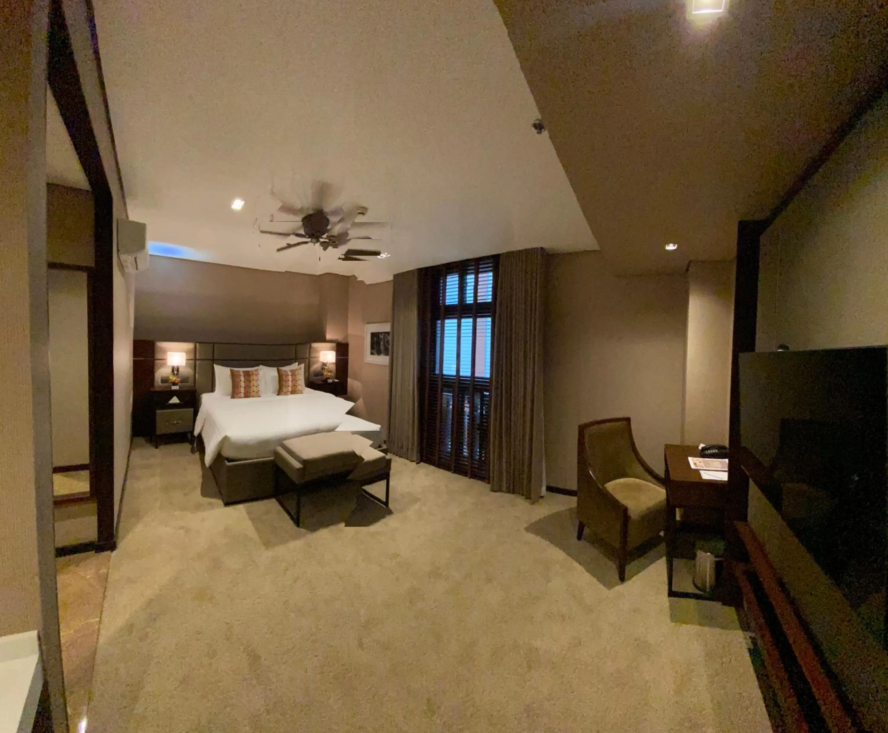 Deluxe King Room in The Plaza Garden Hotel and Residences