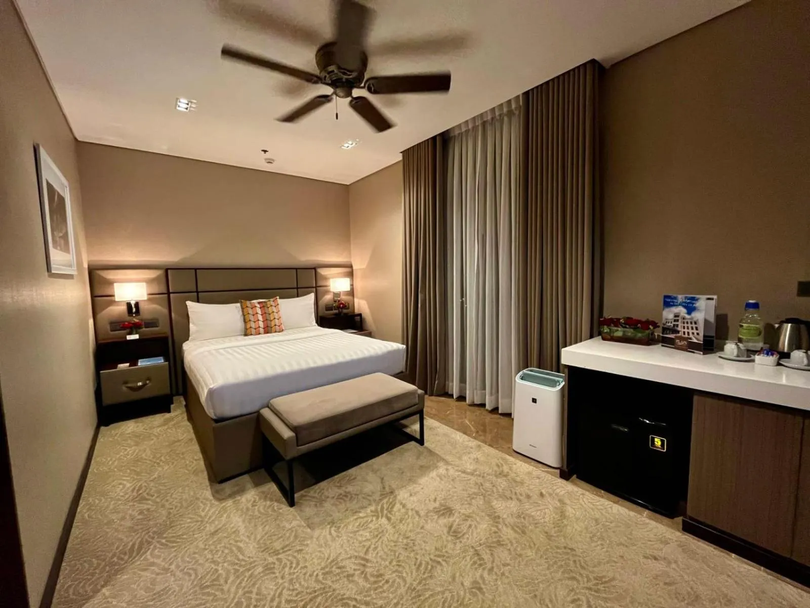 Deluxe Queen Room in The Plaza Garden Hotel and Residences