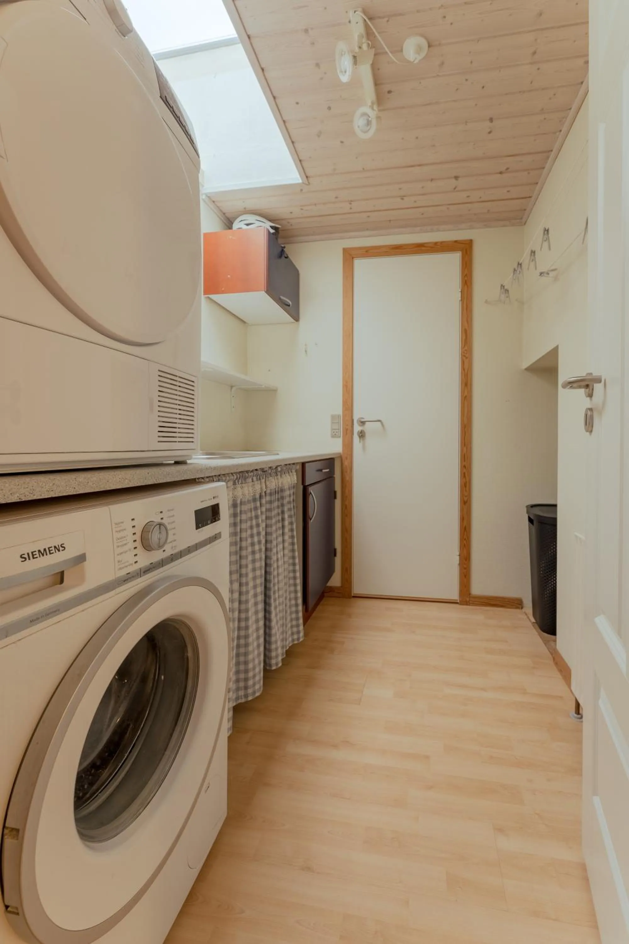 washing machine in Harbour View / 2BR / City Centre