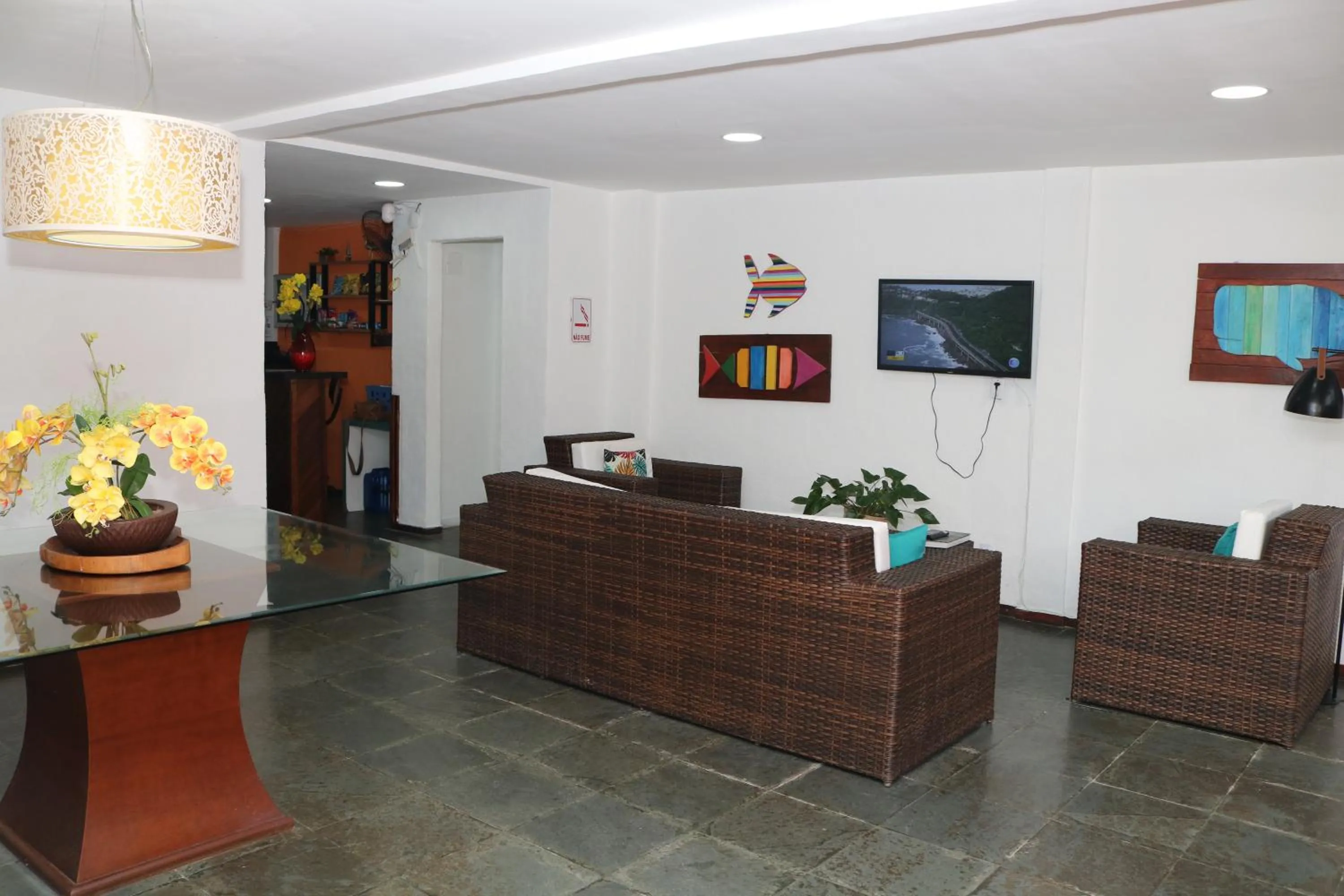 Communal lounge/ TV room in Pousada Lisamar