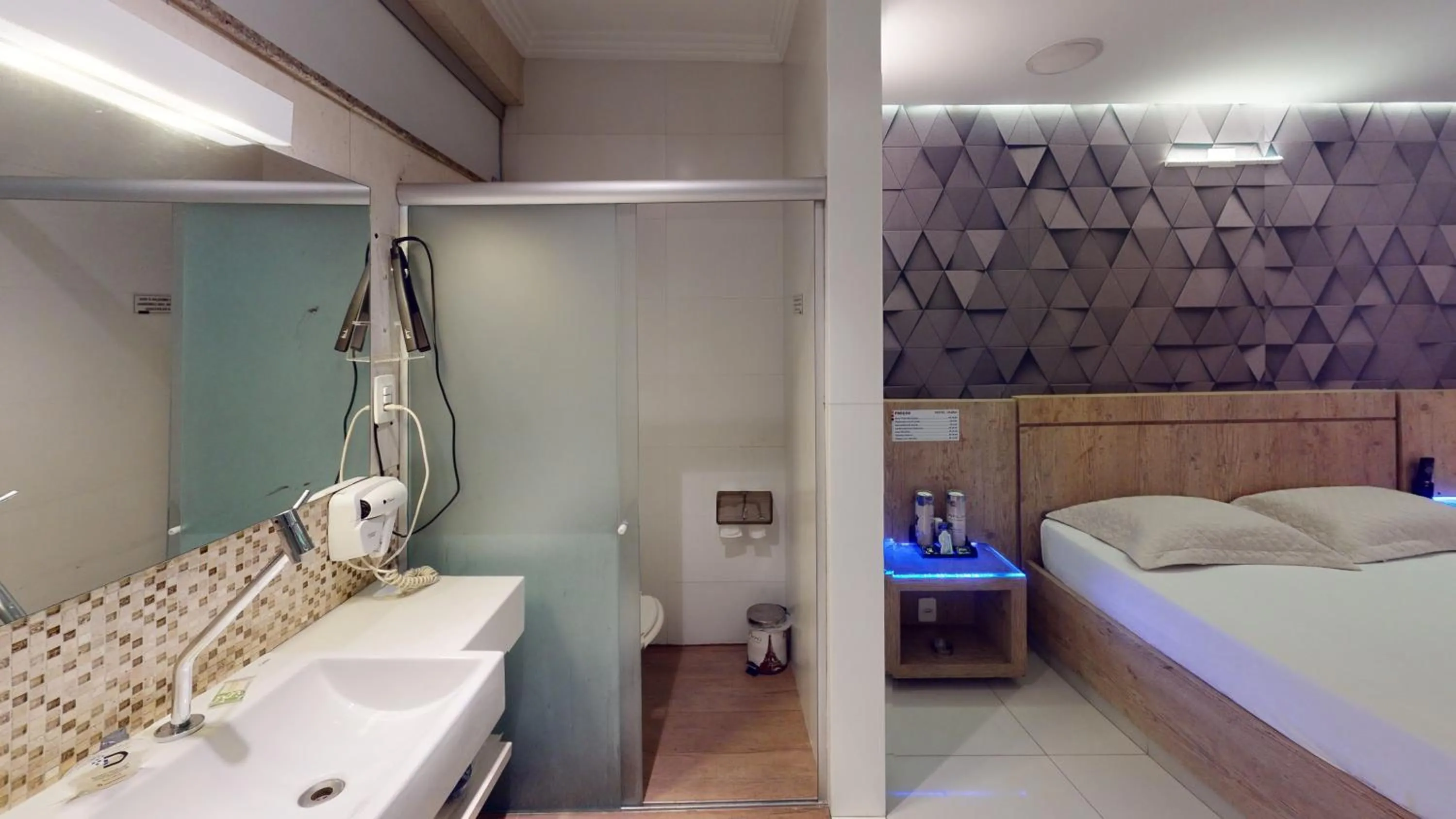 Bathroom, Bed in Motel DUBAI BH