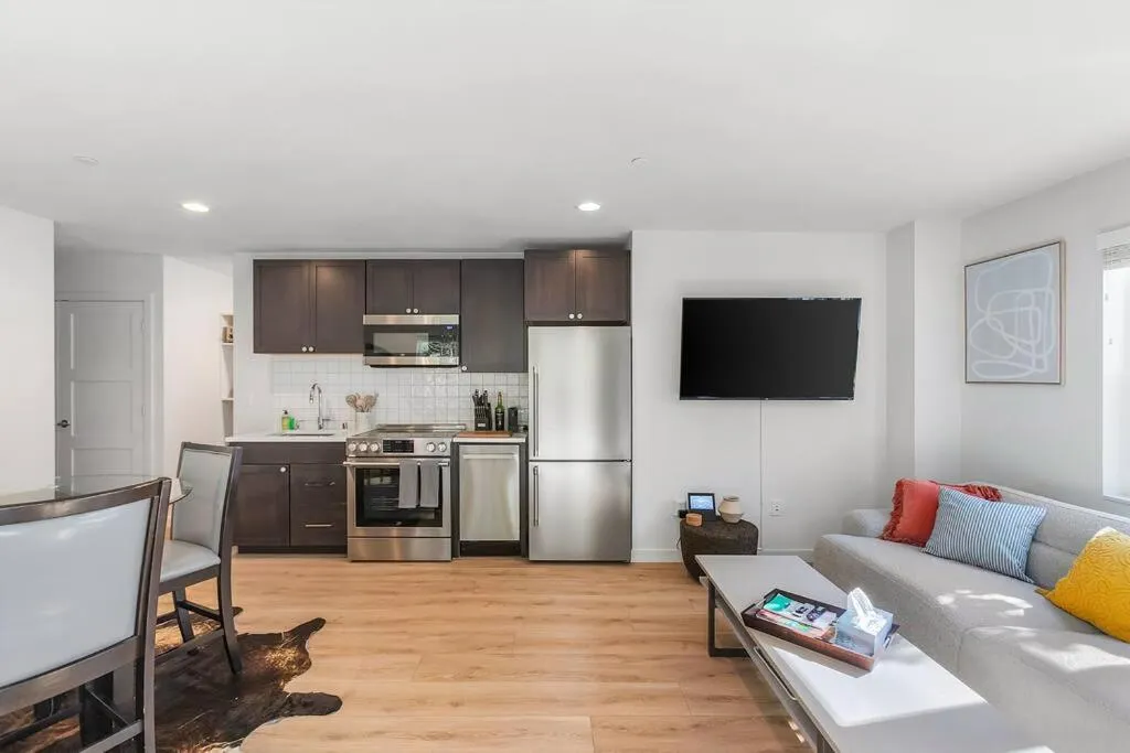 The Sweetest Hill - 81 Walkscore!