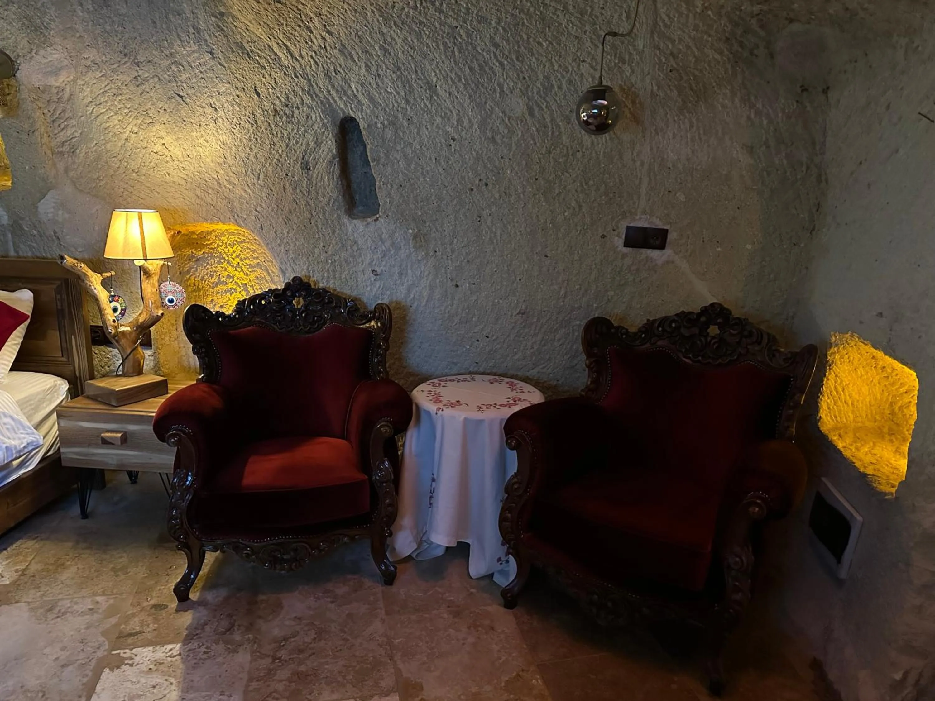 Seating area, Bed in Kale House Nar