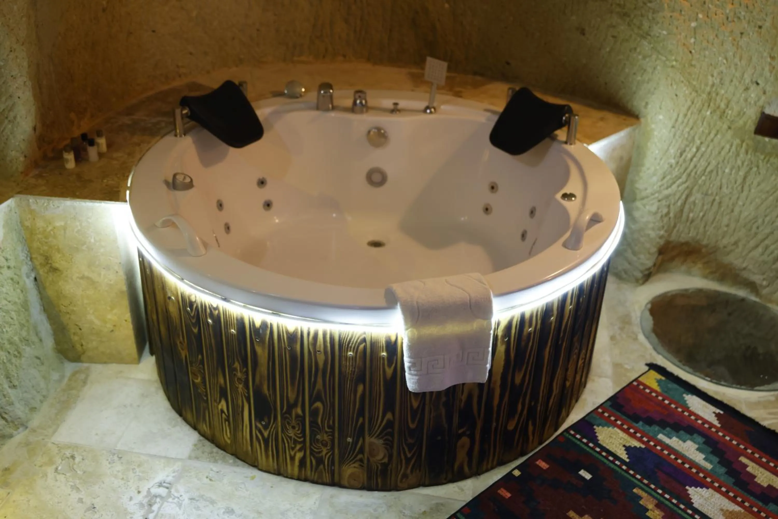 Hot Tub in Kale House Nar