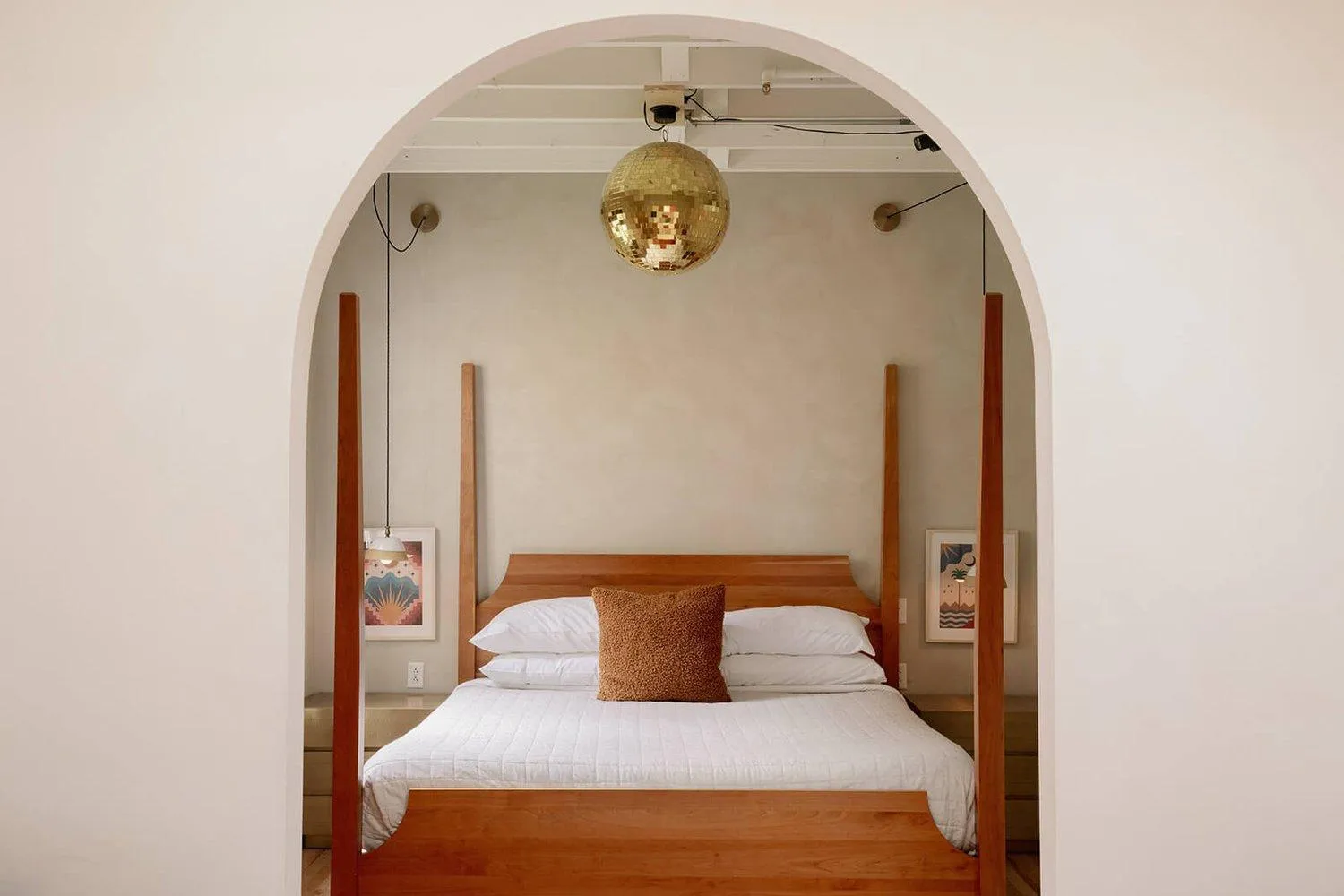 Bed in Hotel No-Vacancy