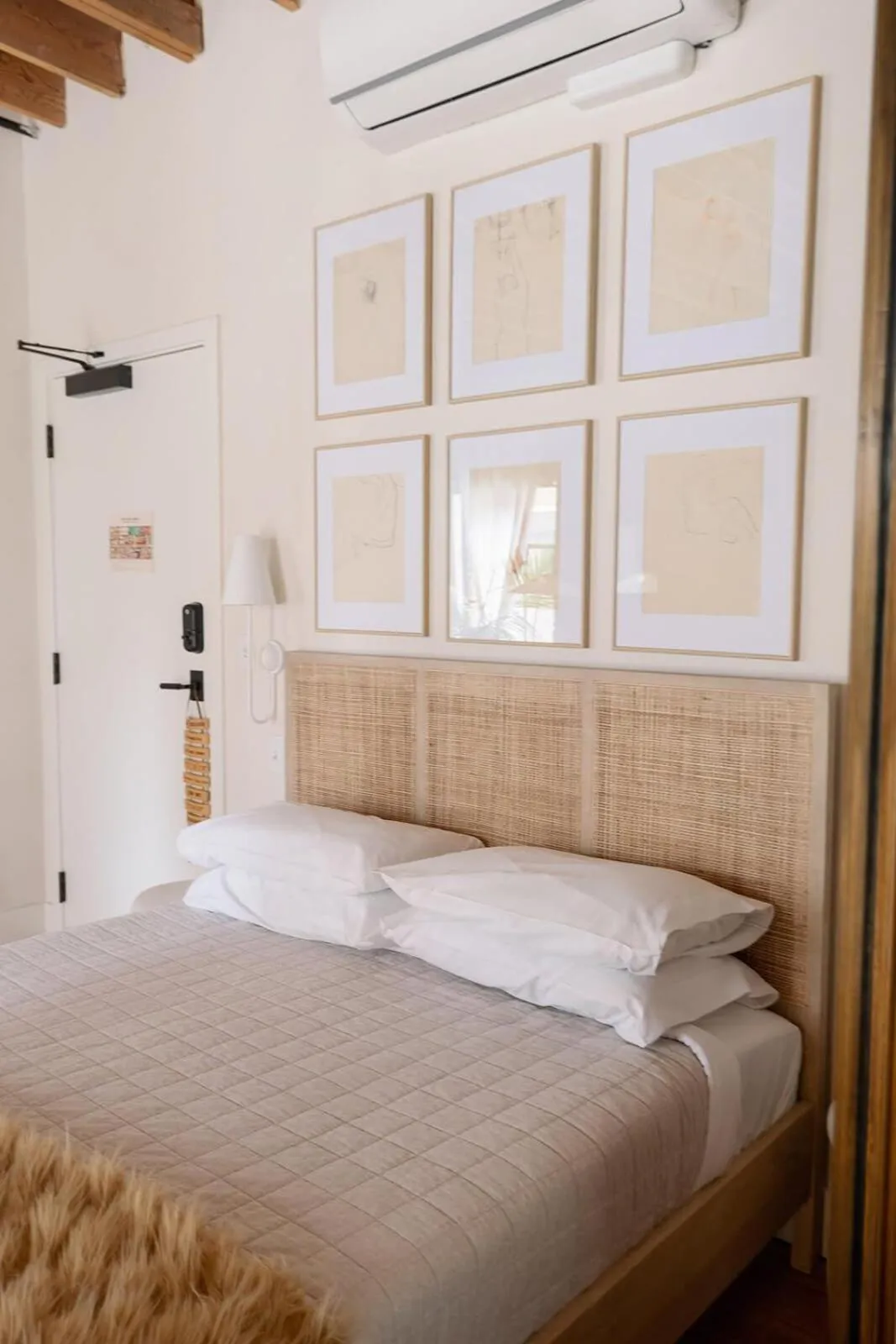 Bed in Hotel No-Vacancy