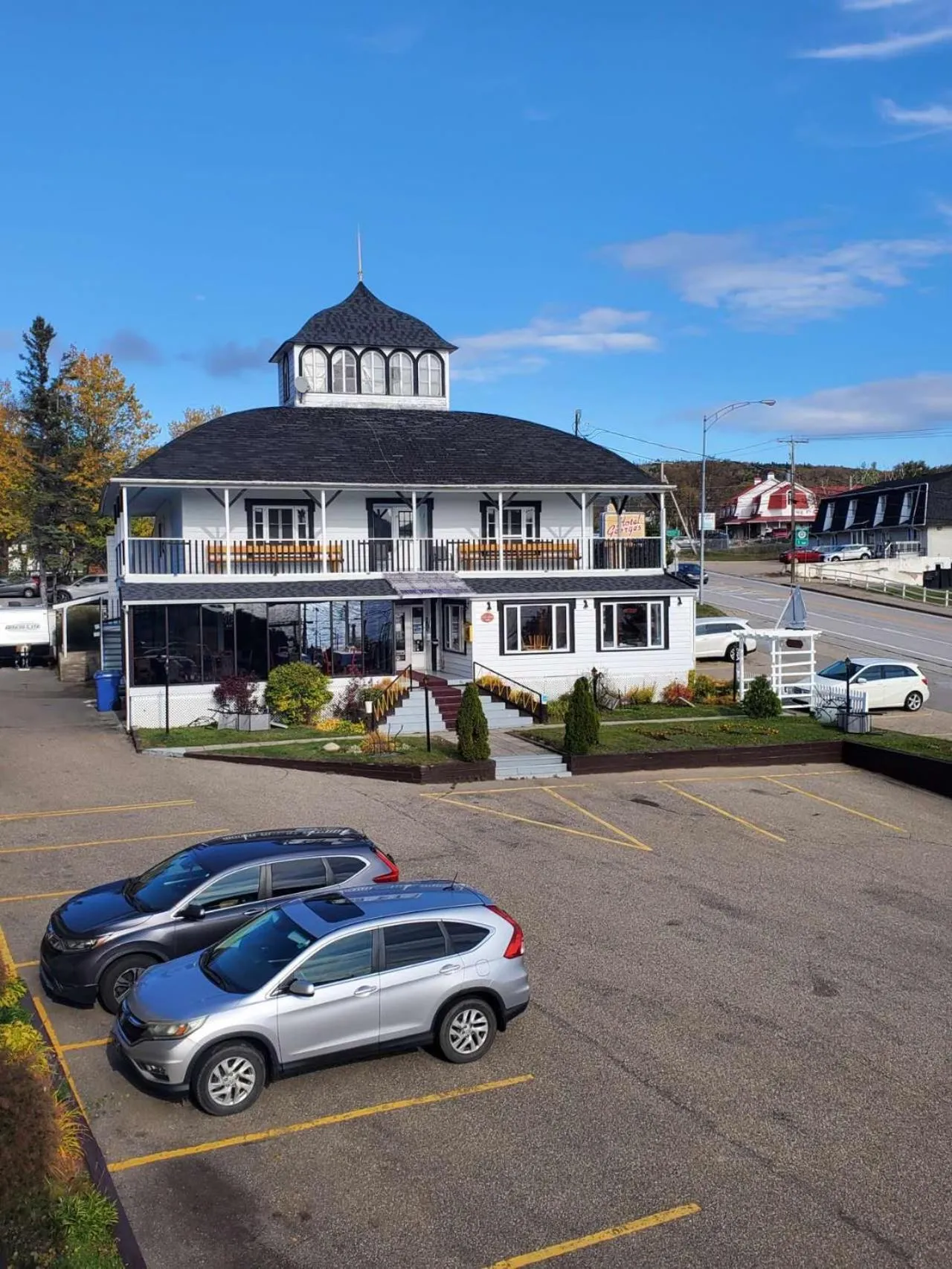 Property building in Hotel - Motel Georges