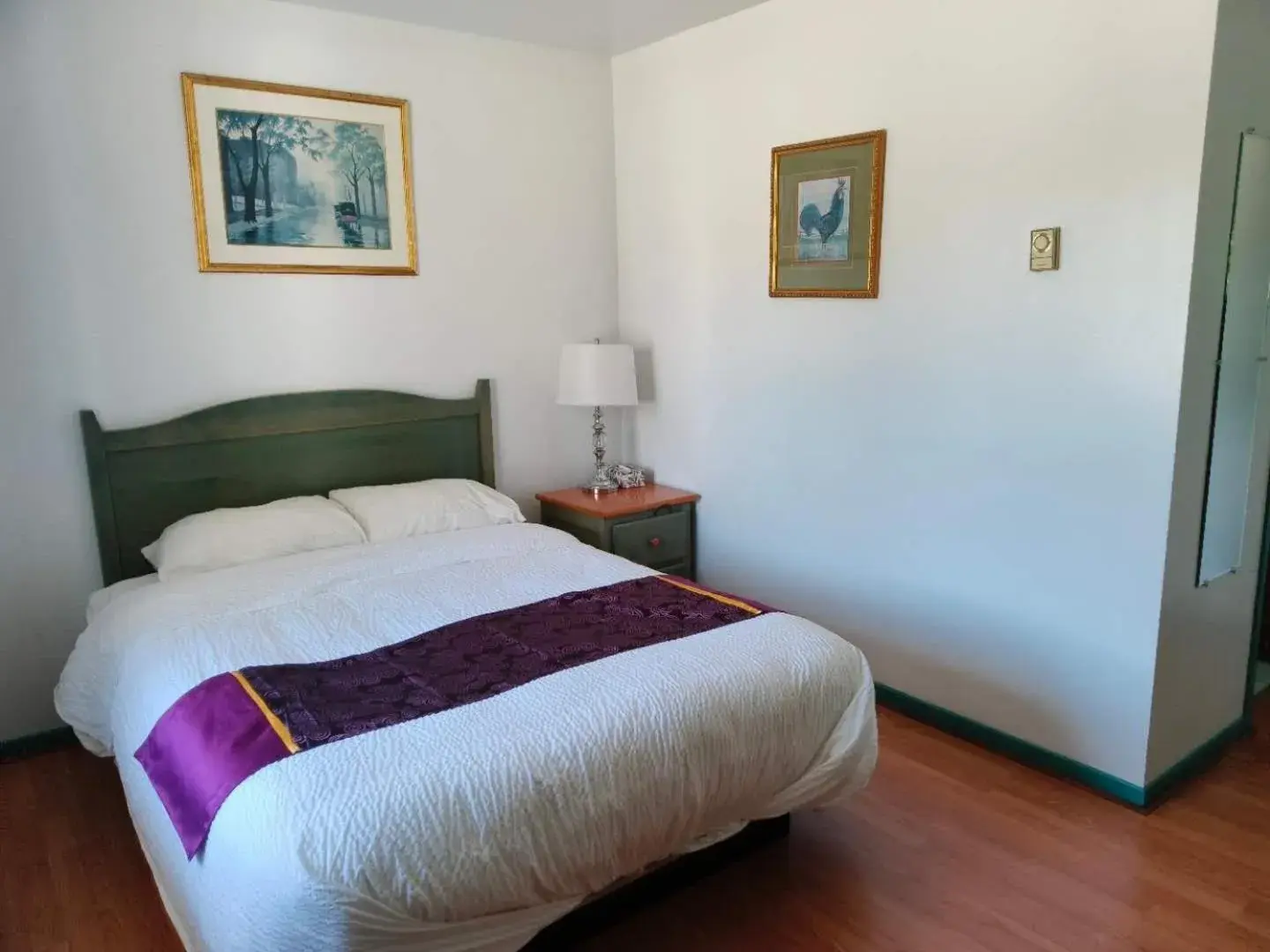 Queen Room in Hotel - Motel Georges Queen Room in Hotel - Motel Georges